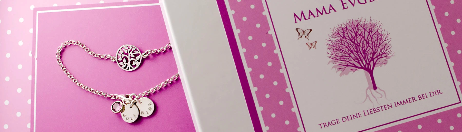 Lebensbaum-Armband aus 925 Silber mit zwei Namenstalern und einem Geburtsstein in einer individuellen Geschenkbox für Mama personalisiert.