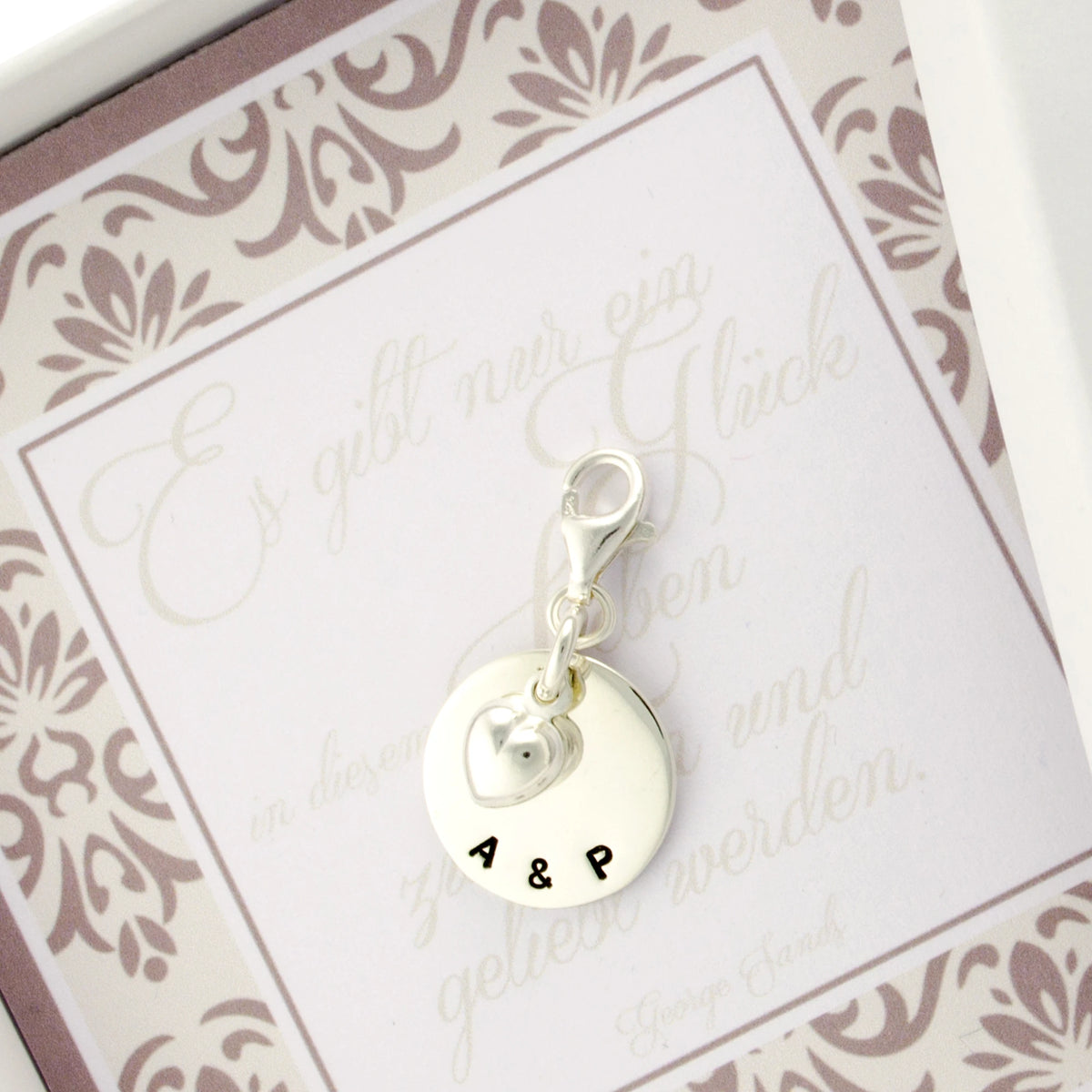 Gravurtaler aus 925 Silber mit Initialen als Geschenk für das Brautpaar.