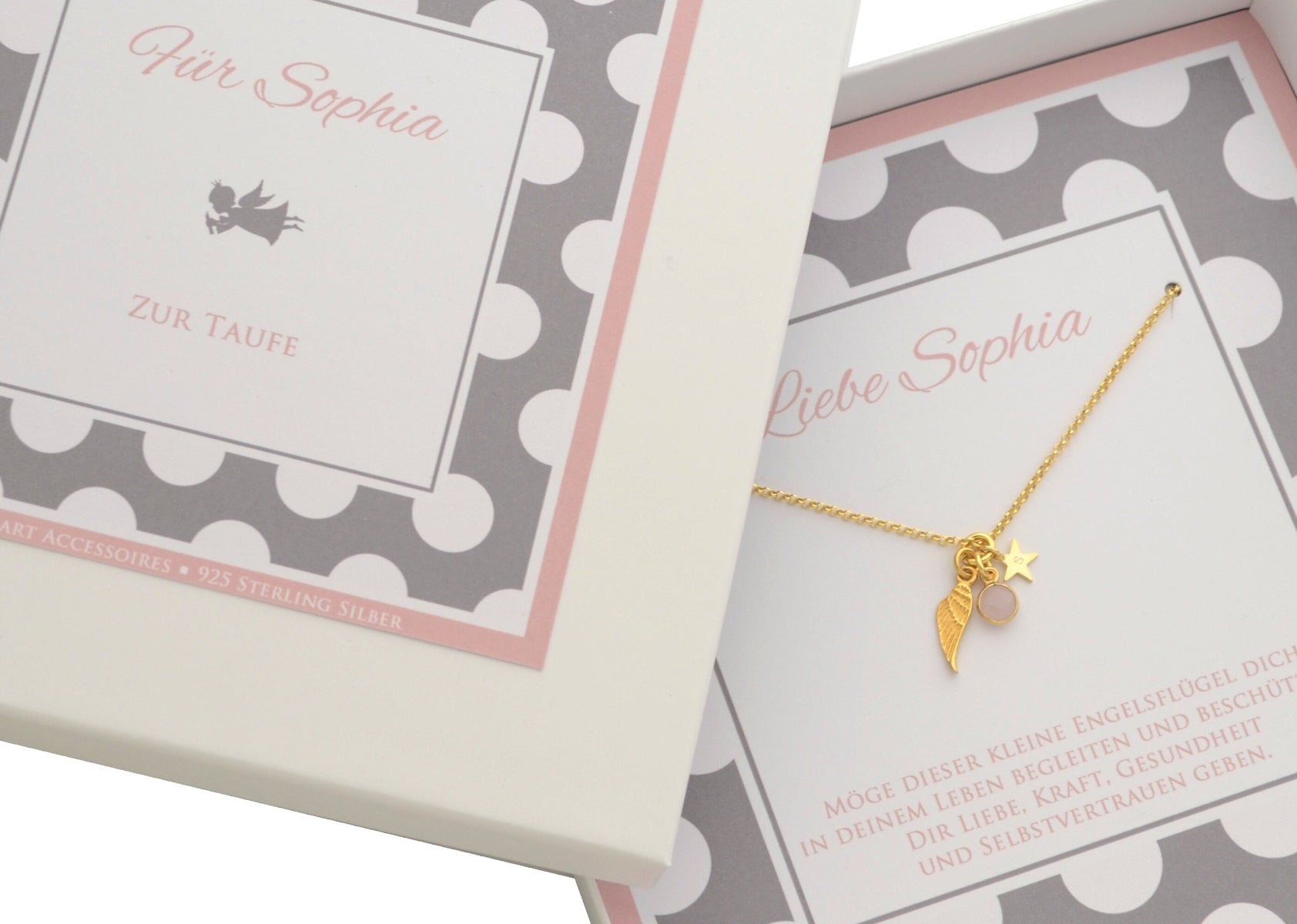 Individualisierte Geschenkbox mit einer vergoldete Taufkette mit Engelsflügel und Rosenquarz.