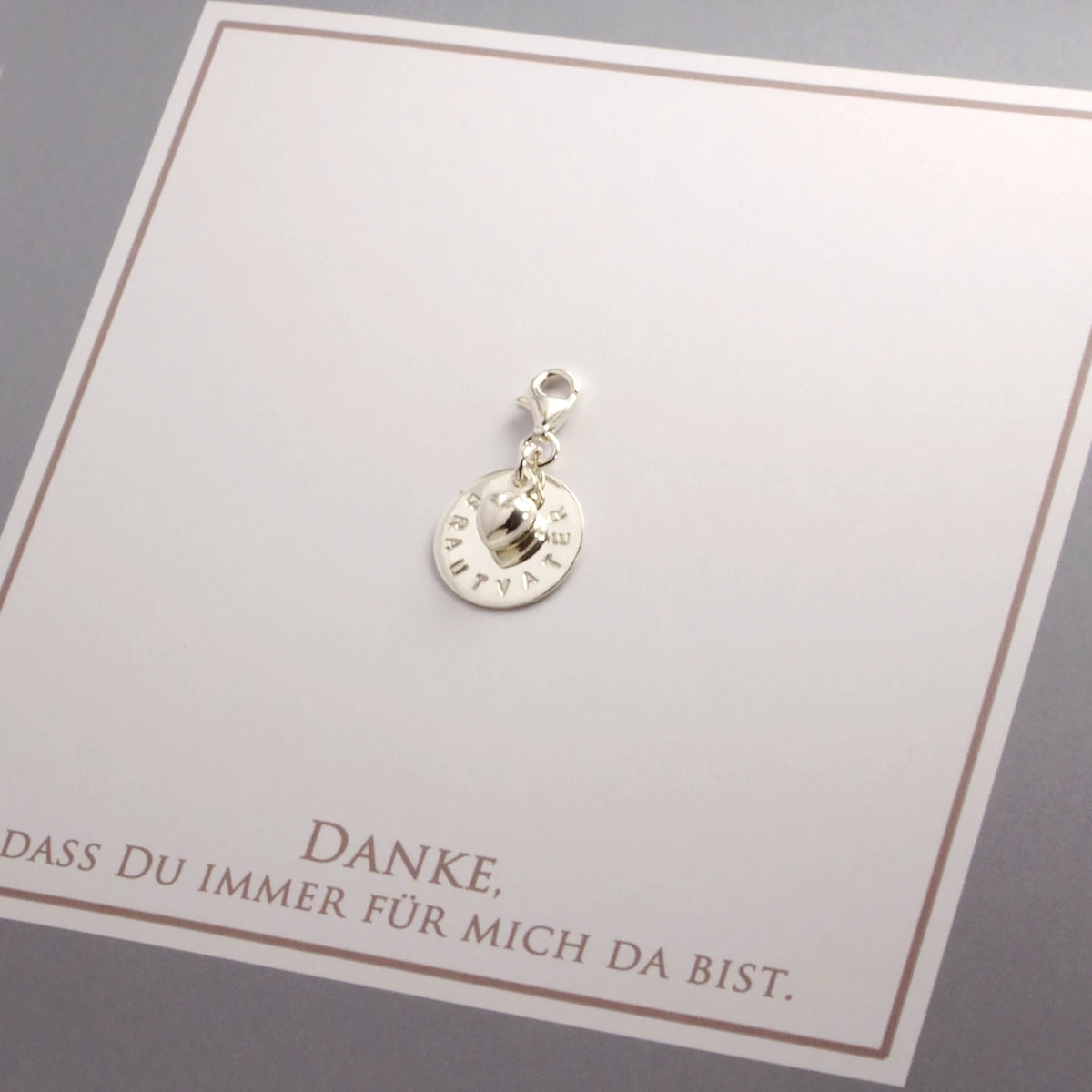 Personalisierter Herz-Anhänger aus 925 Silber mit Gravur als Dankeschön für den Brautvater oder die Brautmutter.