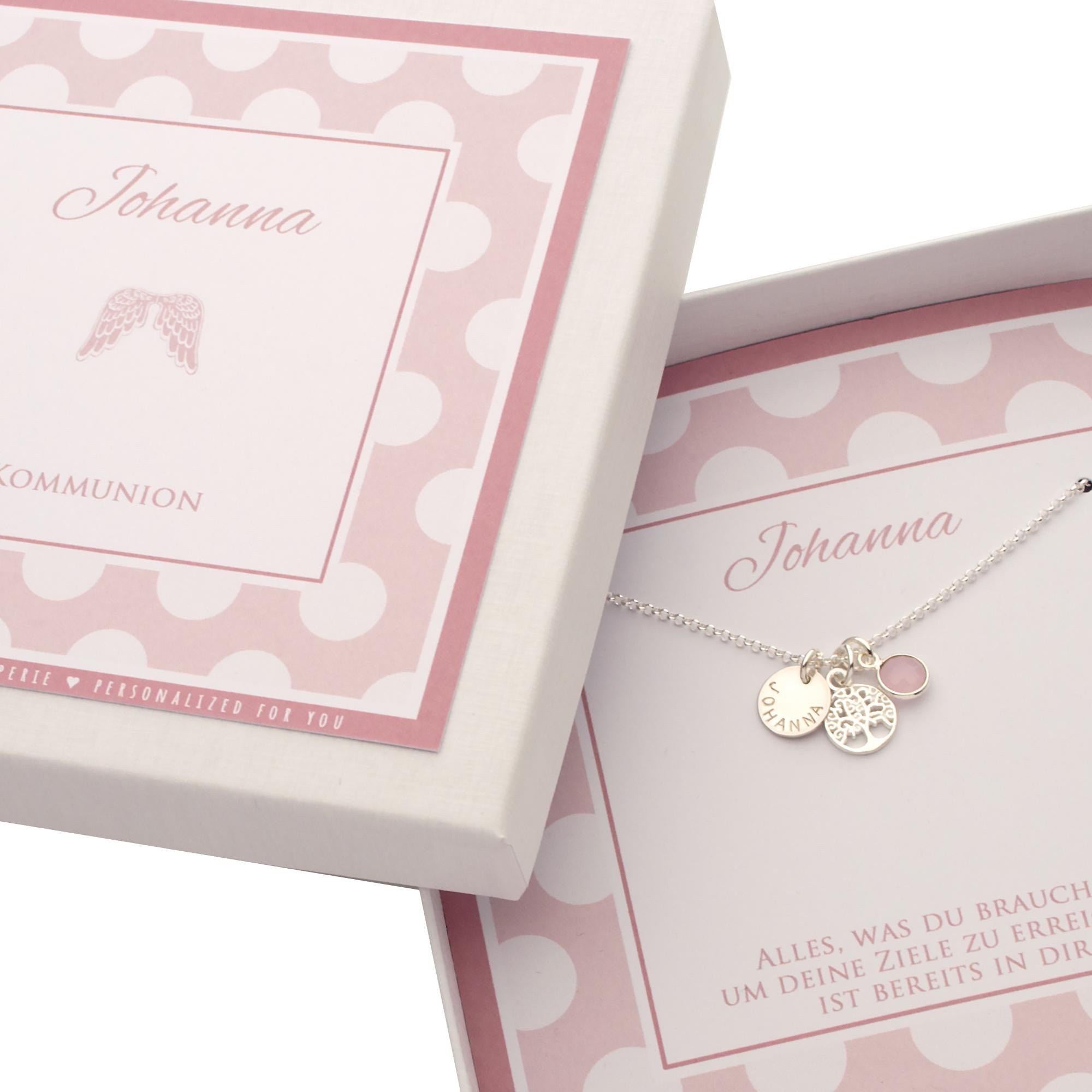 Personalisierte Lebensbaum-Halskette mit Namensgravur "Johanna" in einer rosa-weißen Geschenkbox, die für die Kommunion personalisiert ist und einen inspirierenden Spruch enthält. Ein handgemachtes Geschenk von Bloomgart.