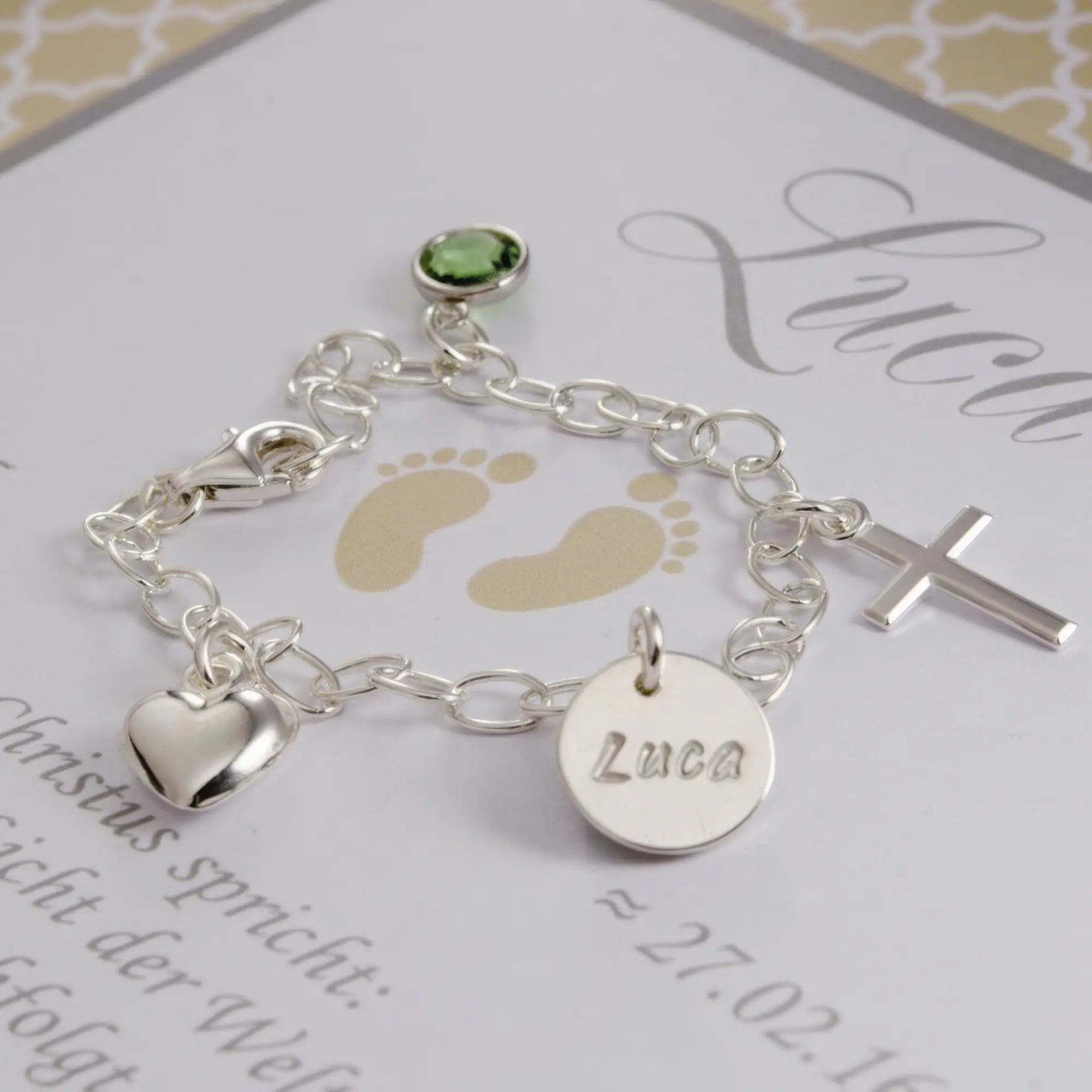 Nahansicht des Silberarmbandes, hier für 'Luca' personalisiert mit hellgrünem Auguststein und beige farbiger Geschenkbox.
