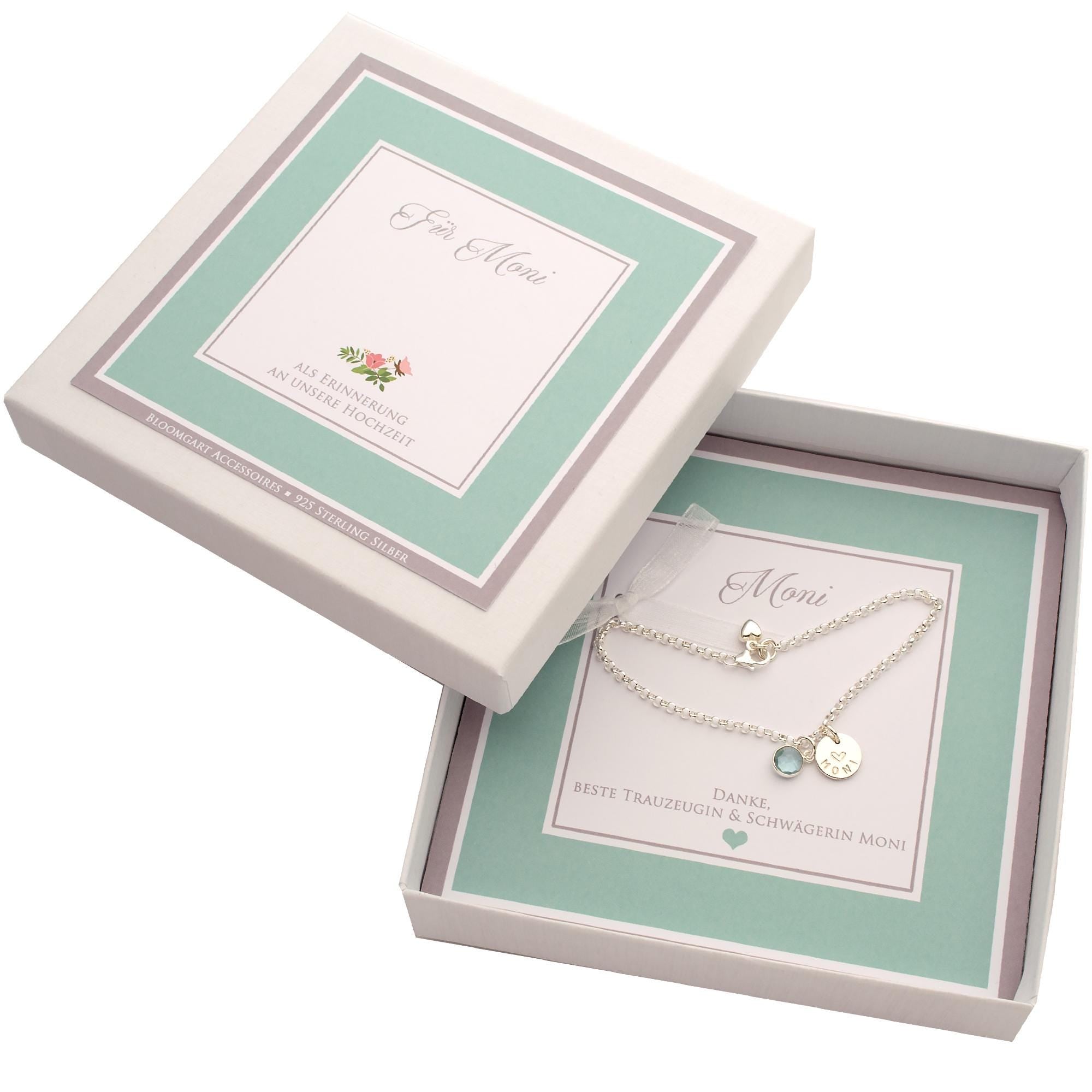 Personalisiertes Armband aus 925 Silber als Dankeschön-Geschenk für die Trauzeugin 'Moni'. Inklusive Geschenkbox mit persönlicher Danksagung und einem Armband mit Initialen-Gravur. Von Bloomgart