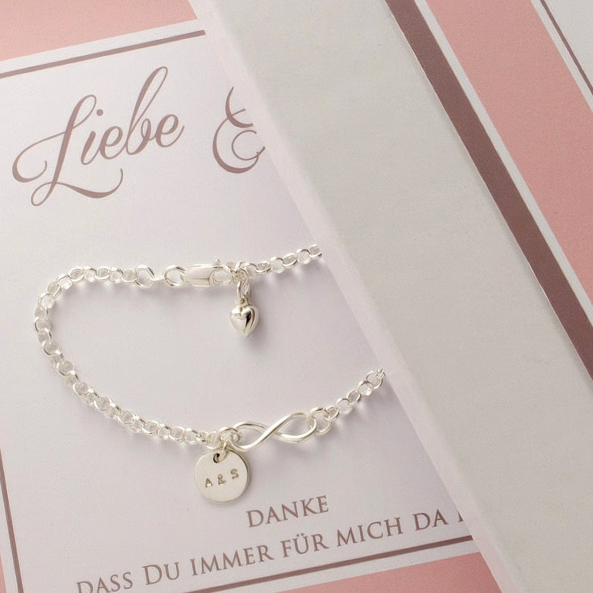 Detail eines Silberarmbandes mit Wunschgravur als Dankeschön für die Trauzeugin zur Erinnerung.