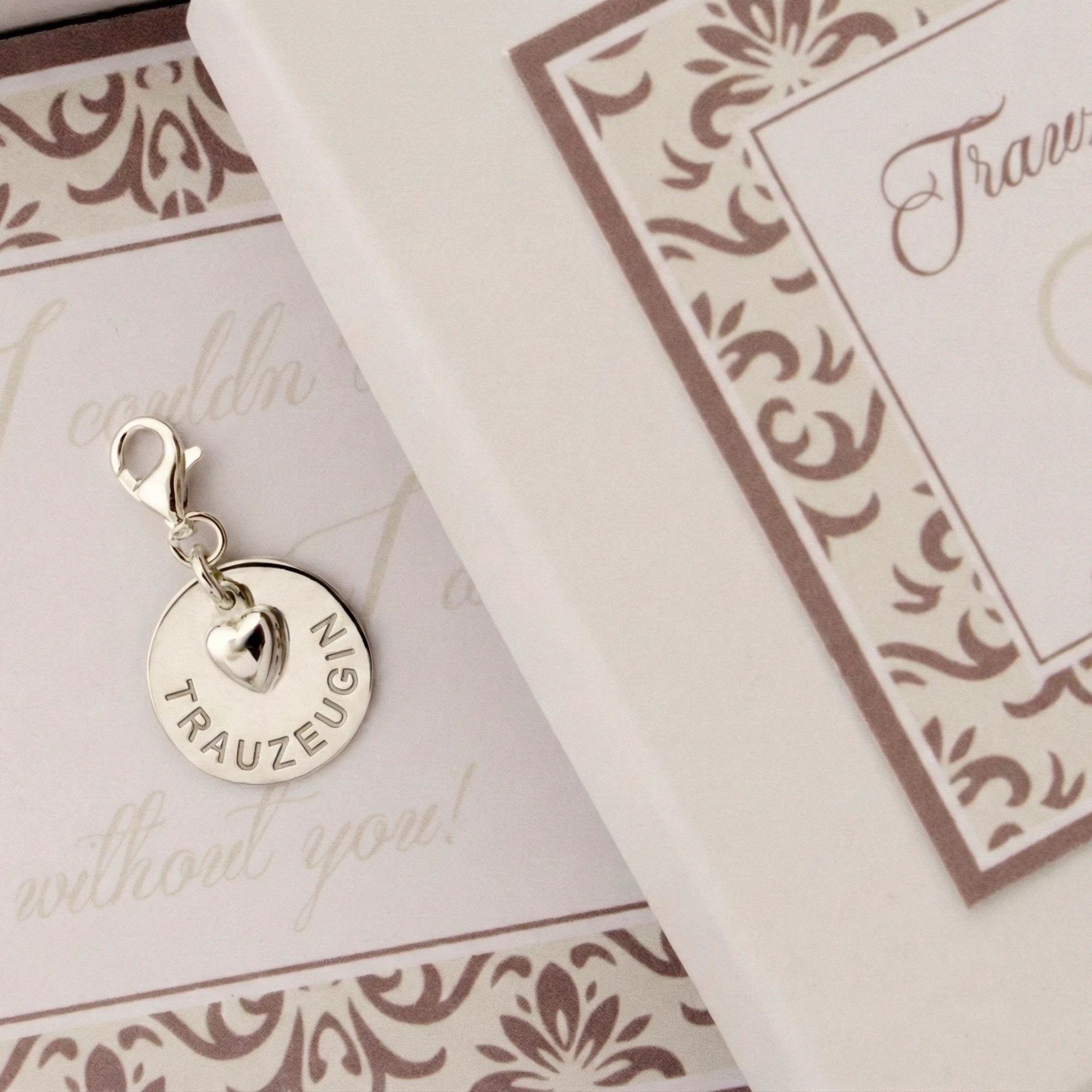 Geschenkbox für Trauzeugin mit Silberanhänger Gravur und Herz in weißer Schachtel mit Hochzeitskarte