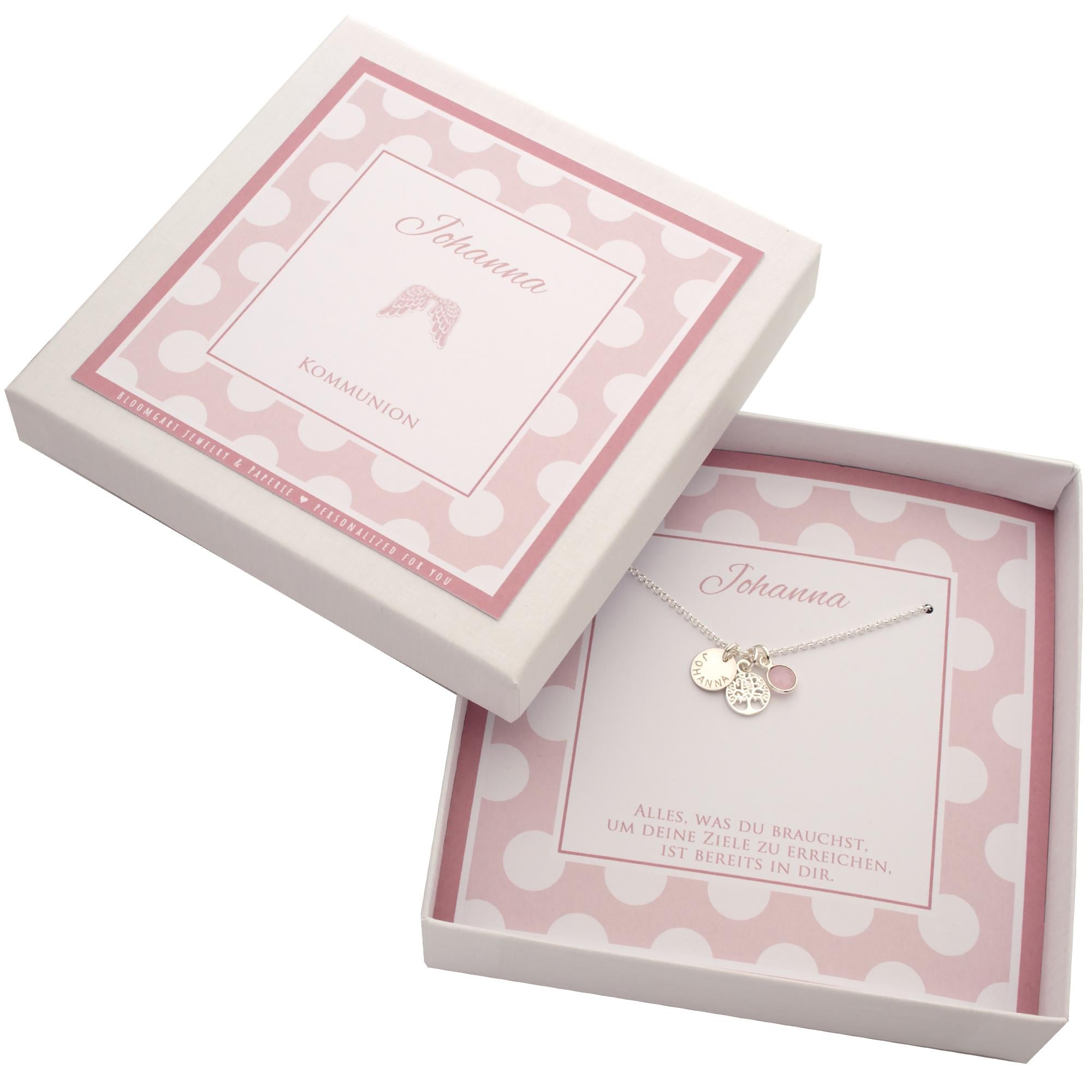 Komplettes Geschenkset zur Kommunion: Personalisierte Lebensbaum-Halskette mit Gravur in einer rosa Spruchbox mit dem Namen Johanna. Handgemacht von Bloomgart.