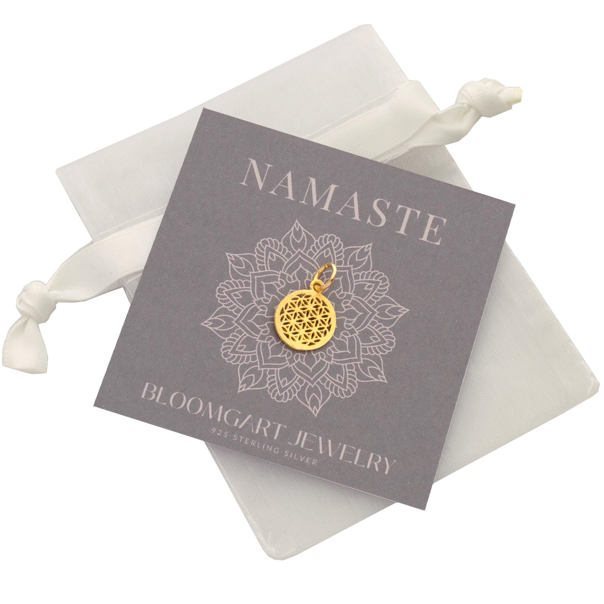 Filigraner Yoga-Anhänger in Form einer Lebensblume aus vergoldetem 925 Sterling Silber als kleines Geschenk im Organza-Säckchen