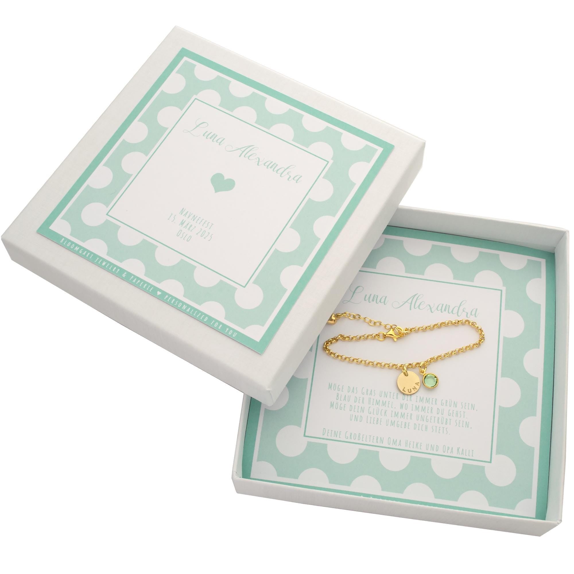 Vergoldetes Namensarmband "Luna Alexandra" mit August grünem Geburtsstein, präsentiert in einer mintgrünen Geschenkbox zum Namenfest von den Großeltern.