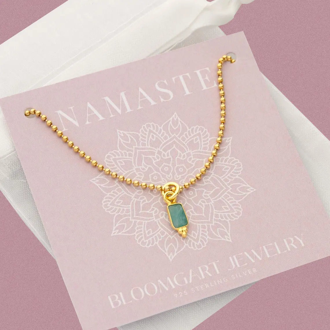 Filigrane Goldkette mit einem rechteckigen aus 18K vergoldetem 925 Sterling Silber mit grün-türkisen Amazonit Anhänger von Bloomgart.