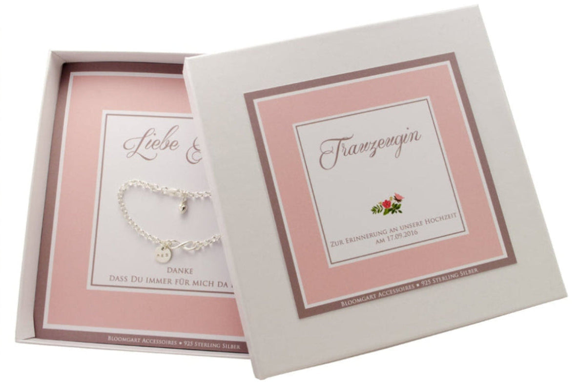 Geschenkbox für die Trauzeugin in weiß-rosa personalisiert als Erinnerungsgeschenk von der Braut. Innenliegend befindet sich das handgestempelte Armband mit Dankestext.