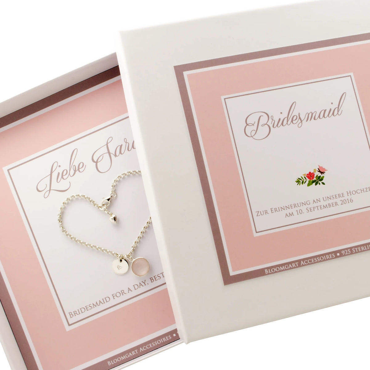 Ein Gastgeschenk mit Silberarmband zur Erinnerung für Hochzeitsgäste, hier für die Bridesmaid Sarah personalisiert.