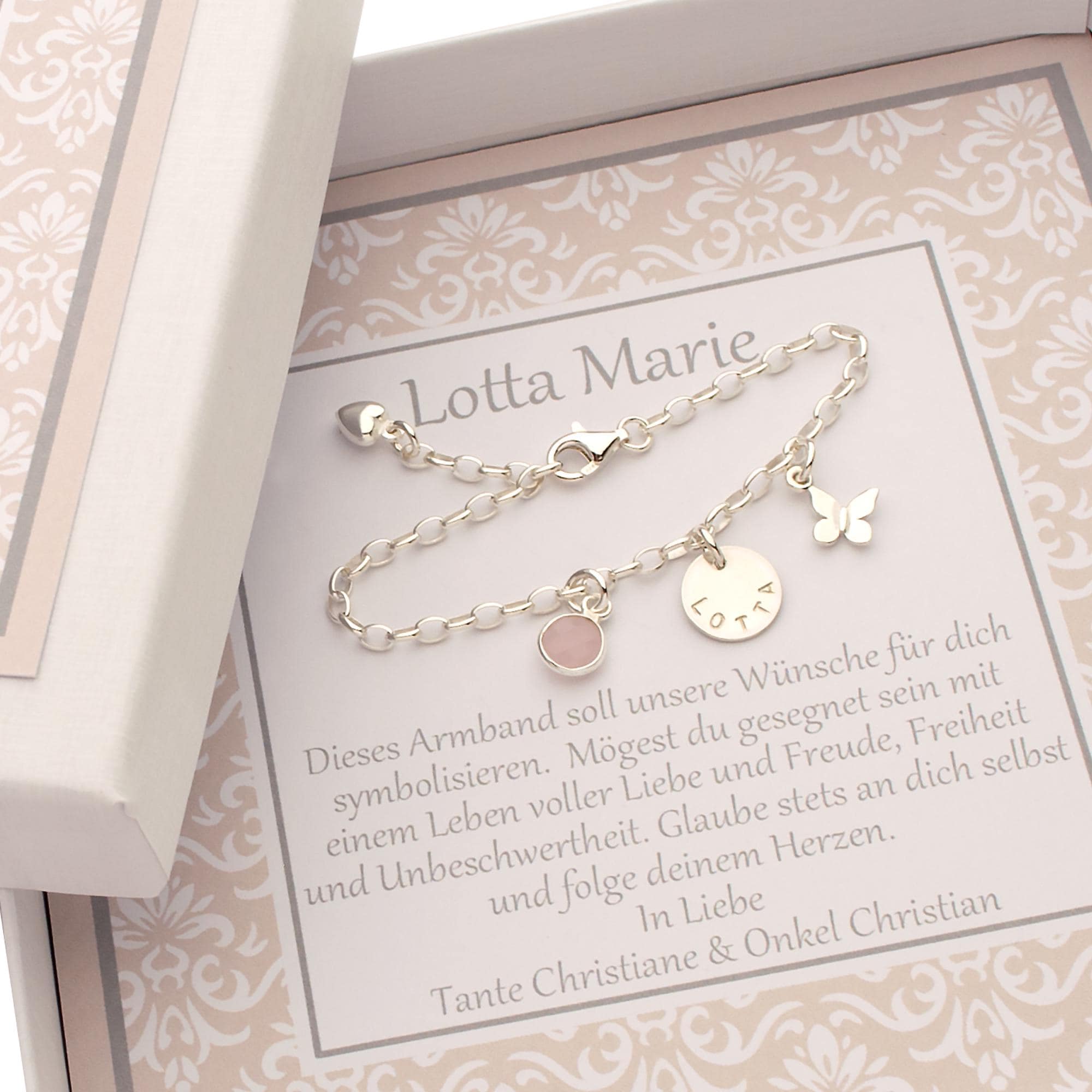 Personalisiertes Geschenk zur Kommunion von Tante und Onkel in einer beigefarbenen Geschenkbox mit Ornament-Muster.
