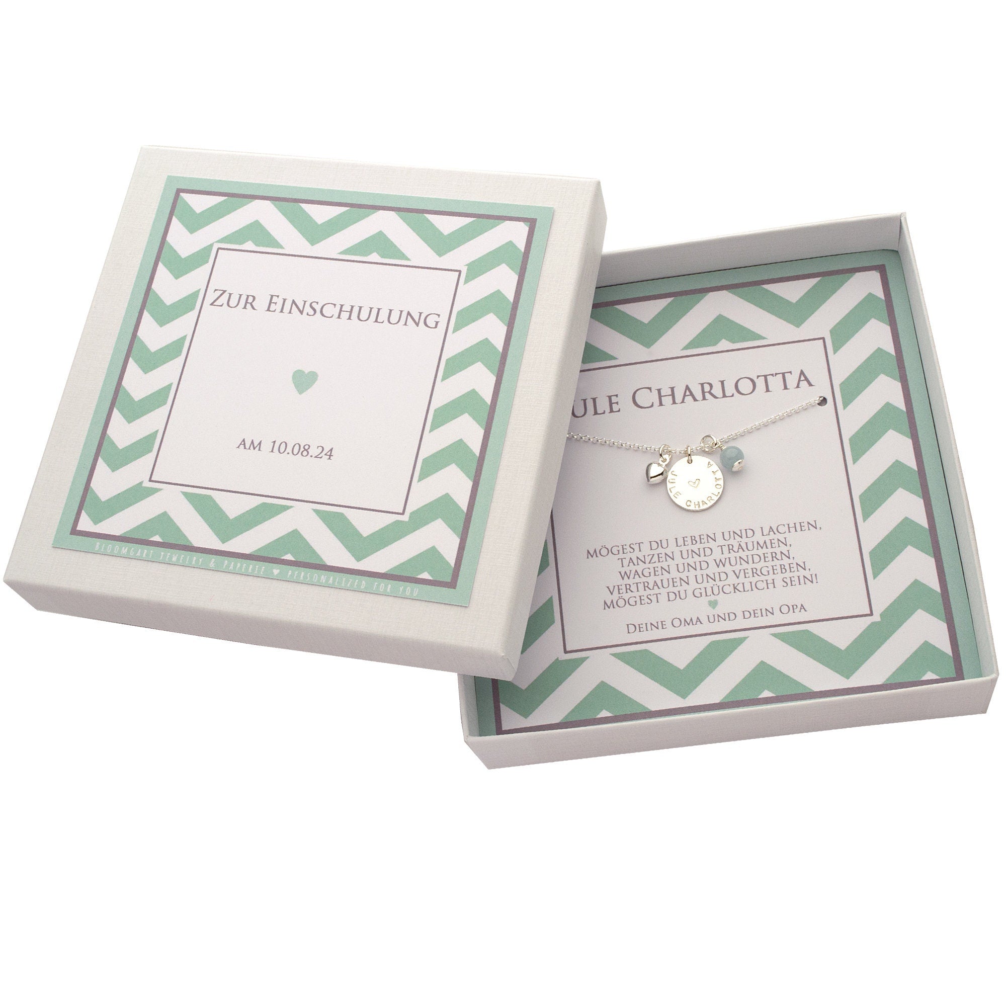 Personalisierte Halskette zur Einschulung für 'Jule Charlotta' mit Namensgravur in einer Geschenkbox. Die Box ist mit Datum und einem persönlichen Spruch von Oma und Opa personalisiert. Ein Geschenk zum Schulanfang von Bloomgart.