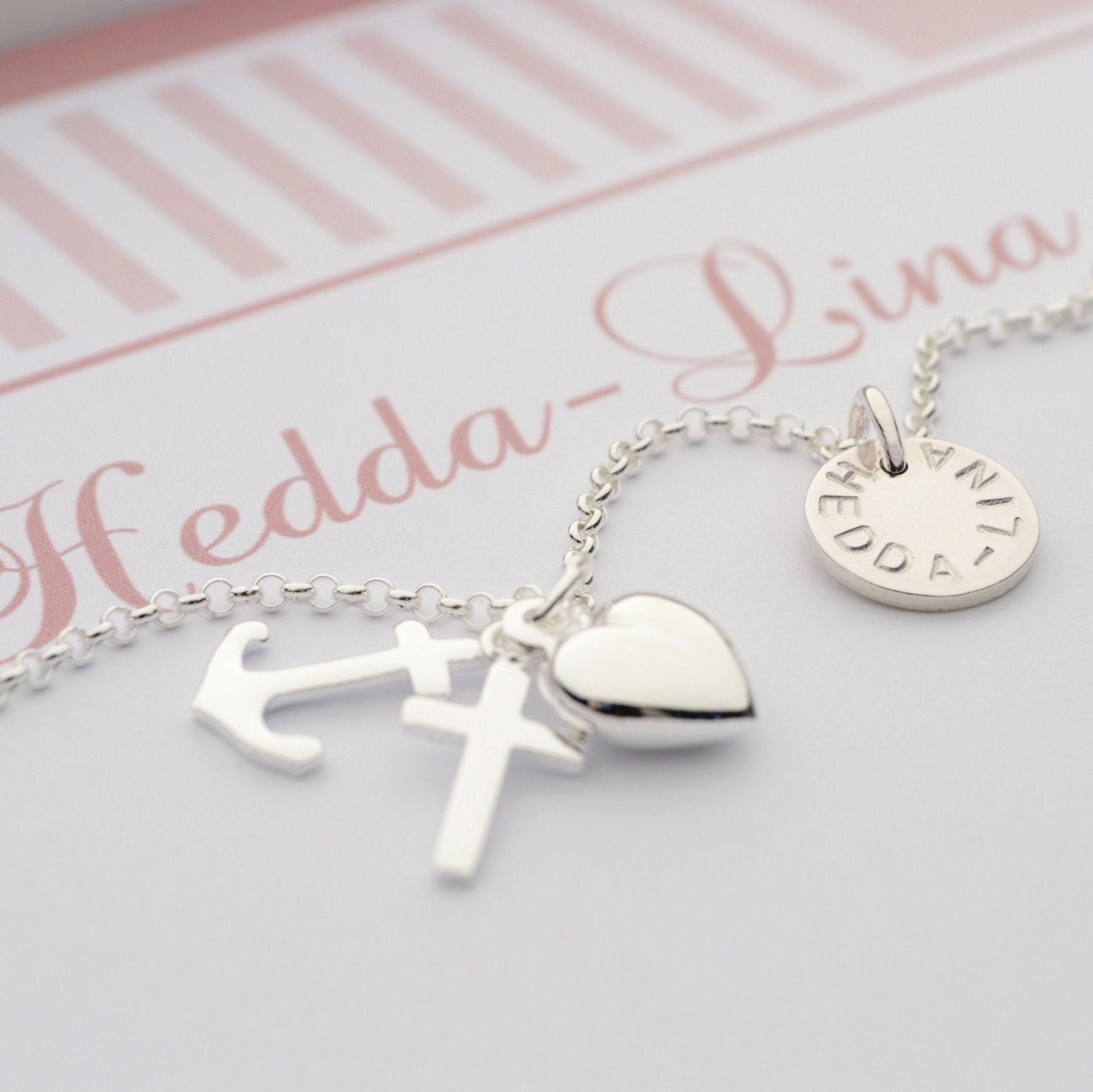 Nahaufnahme: Gravurplättchen mit Wunschname an der Glaube-Liebe-Hoffnung-Kette aus 925 Sterling Silber