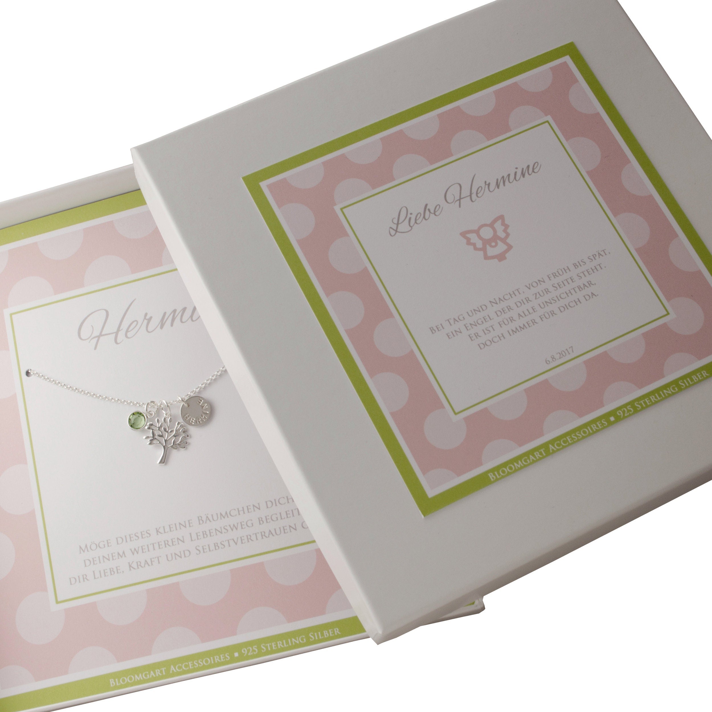 Personalisierte Lebensbaum-Kette aus 925 Silber mit Namensgravur und peridot grünem Geburtsstein, präsentiert in einer Geschenkbox mit Spruch: "Bei Tag und bei Nacht, von früh bis spät, ein Engel dir zur Seite steht. ..."