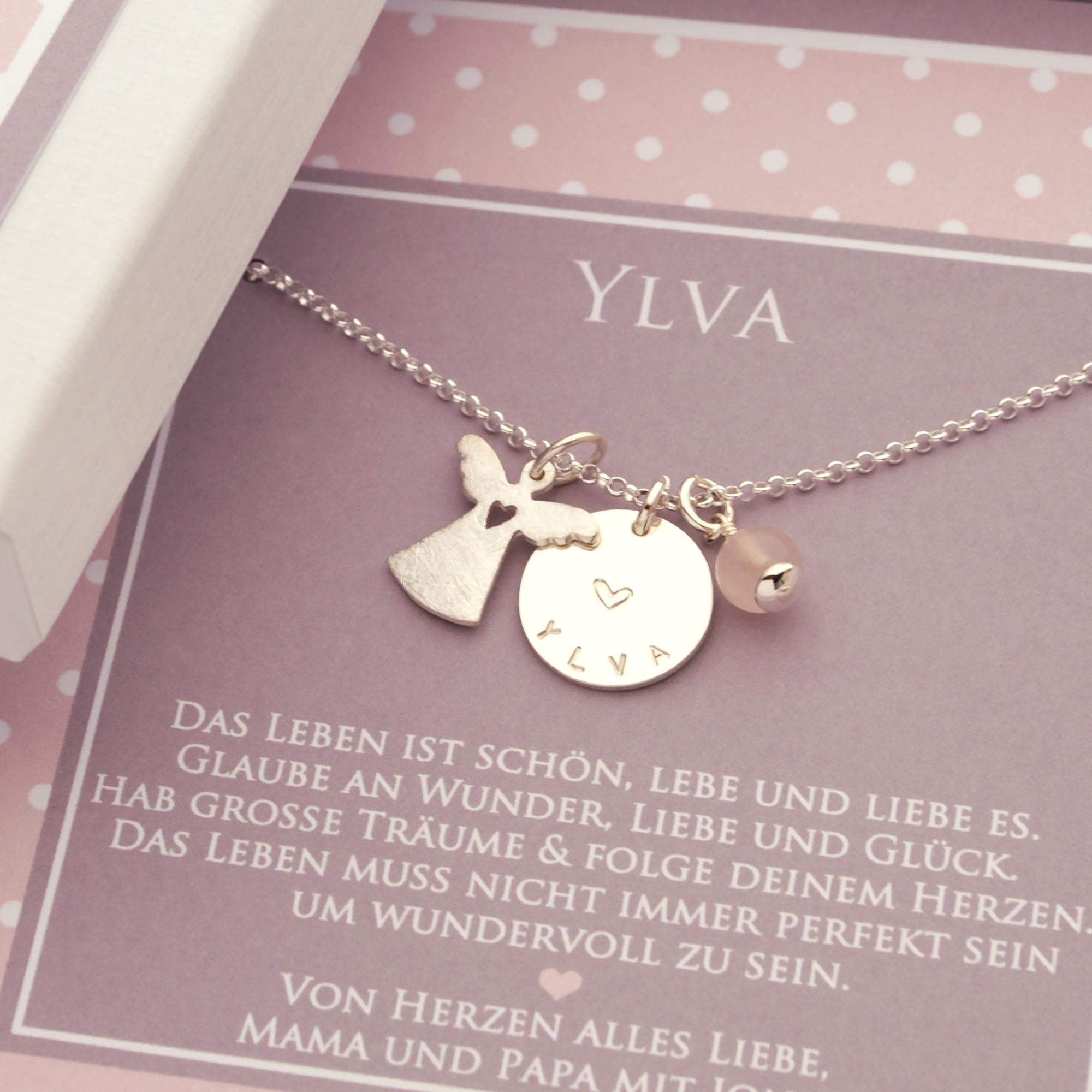 Namenskette YLVA mit Schutzengel, Edelstein und Gravurtaler mit Wunschgravur aus 925 Silber, präsentiert in einer personalisierten Geschenkbox in rosa-taupe.