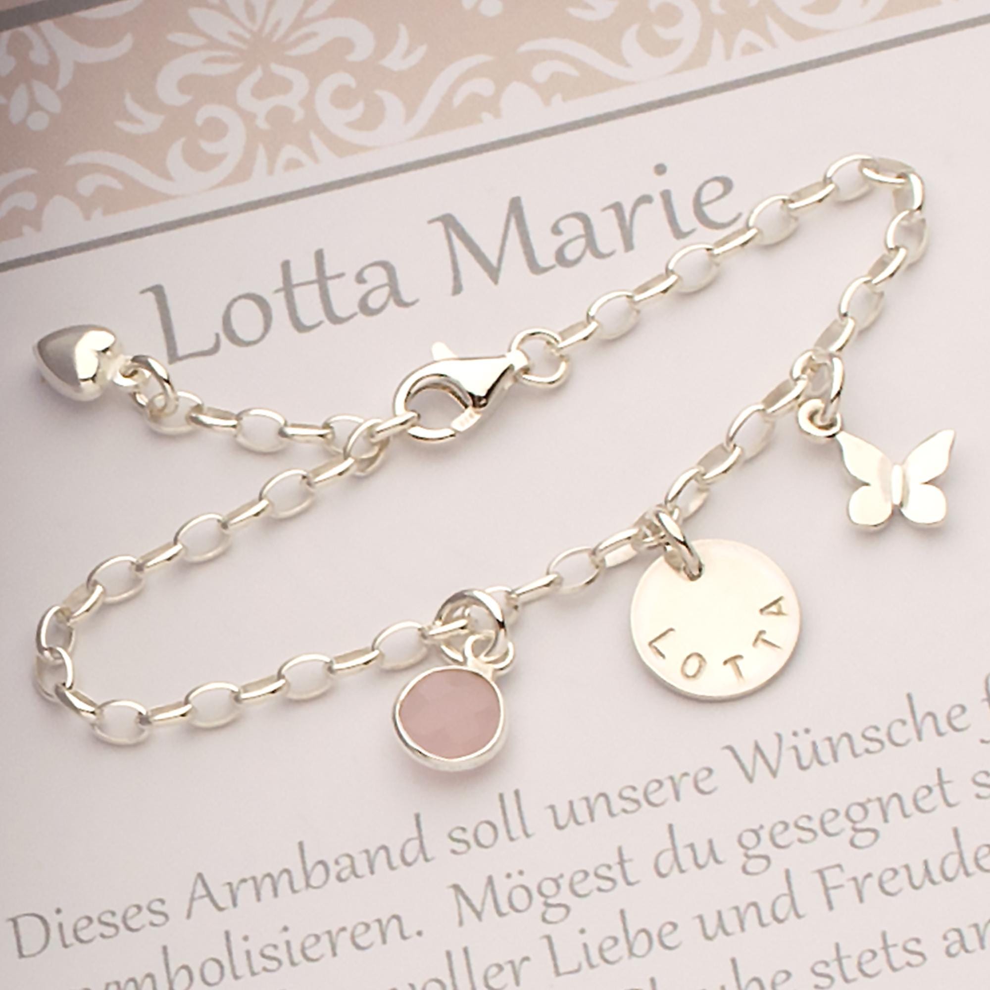 Personalisiertes 925 Silberarmband für Mädchen mit einem Gravurplättchen mit dem Namen "Lotta", einem Schmetterling-Anhänger und einem rosa Geburtsstein. Ein handgemachtes Geschenk von Bloomgart.