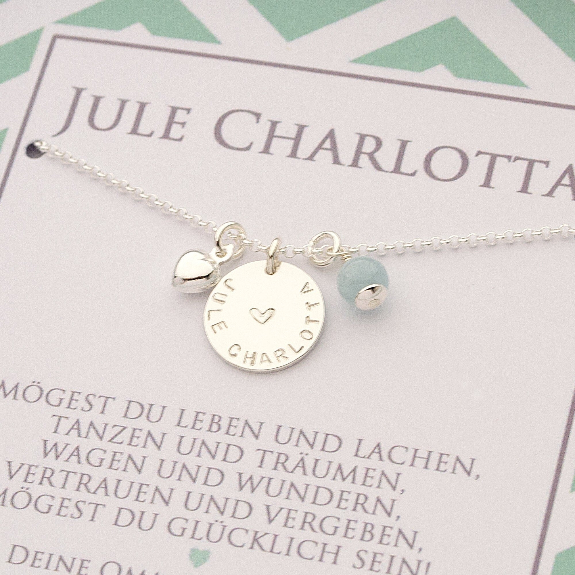 Personalisierte Silberkette für Mädchen mit Gravur 'Jule Charlotta', einem Herz-Symbol, einem Herz-Anhänger und einem mint-farbenem Edelstein. Handgemachtes Geschenk von Bloomgart zur Einschulung oder Taufe.