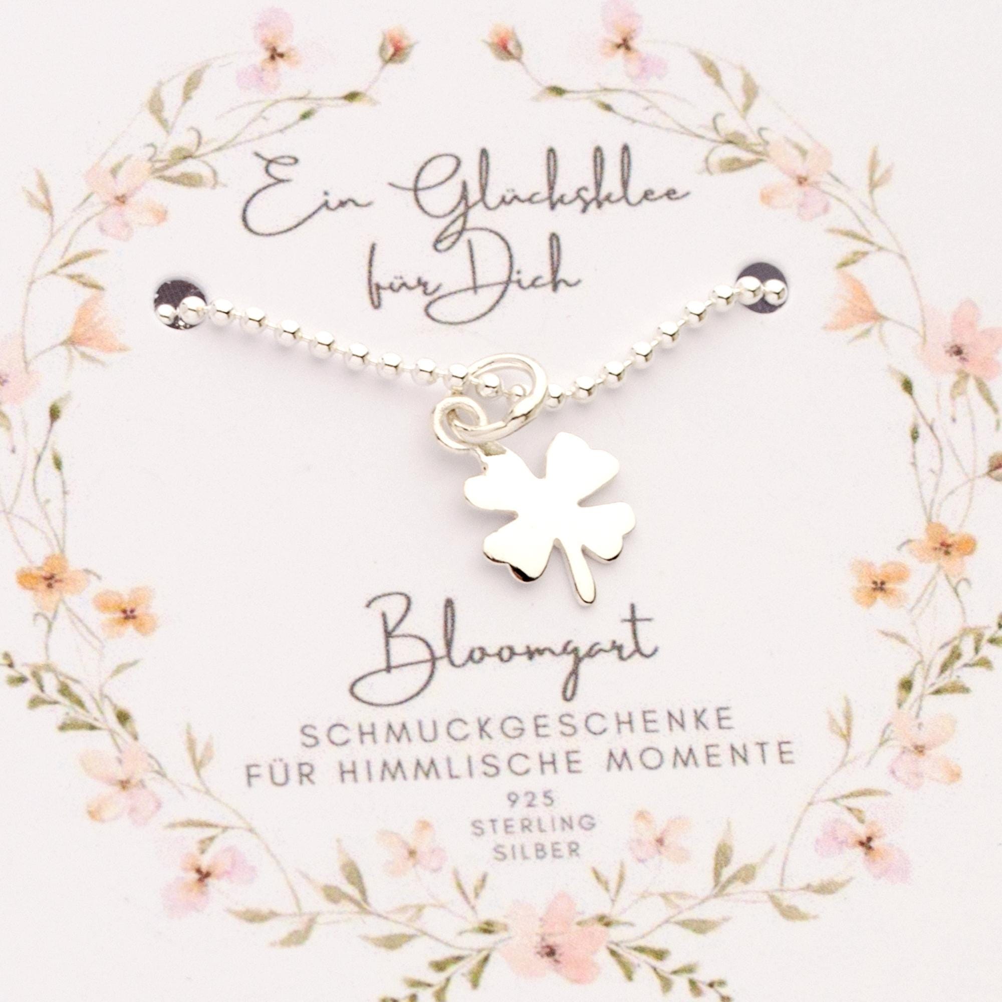 Ein Kleeblatt Anhänger an einer zierlichen Kugelkette aus 925 Silber als kleines Geschenk zur Einschulung oder Prüfung. Süß verpackt auf einer Bloomgart-Karte in einem weißen Organza-Säckchen.