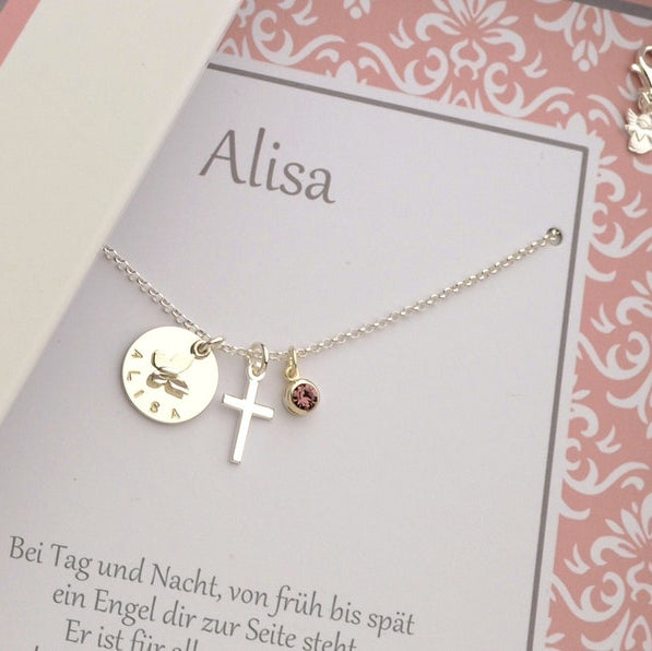 Nahansicht einer Silberkette mit Keruz, Geburtsstein in flieder sowie einem großem Namenstaler mit Gravur 'ALISA' mit einem Schmetterling in der Mitte.