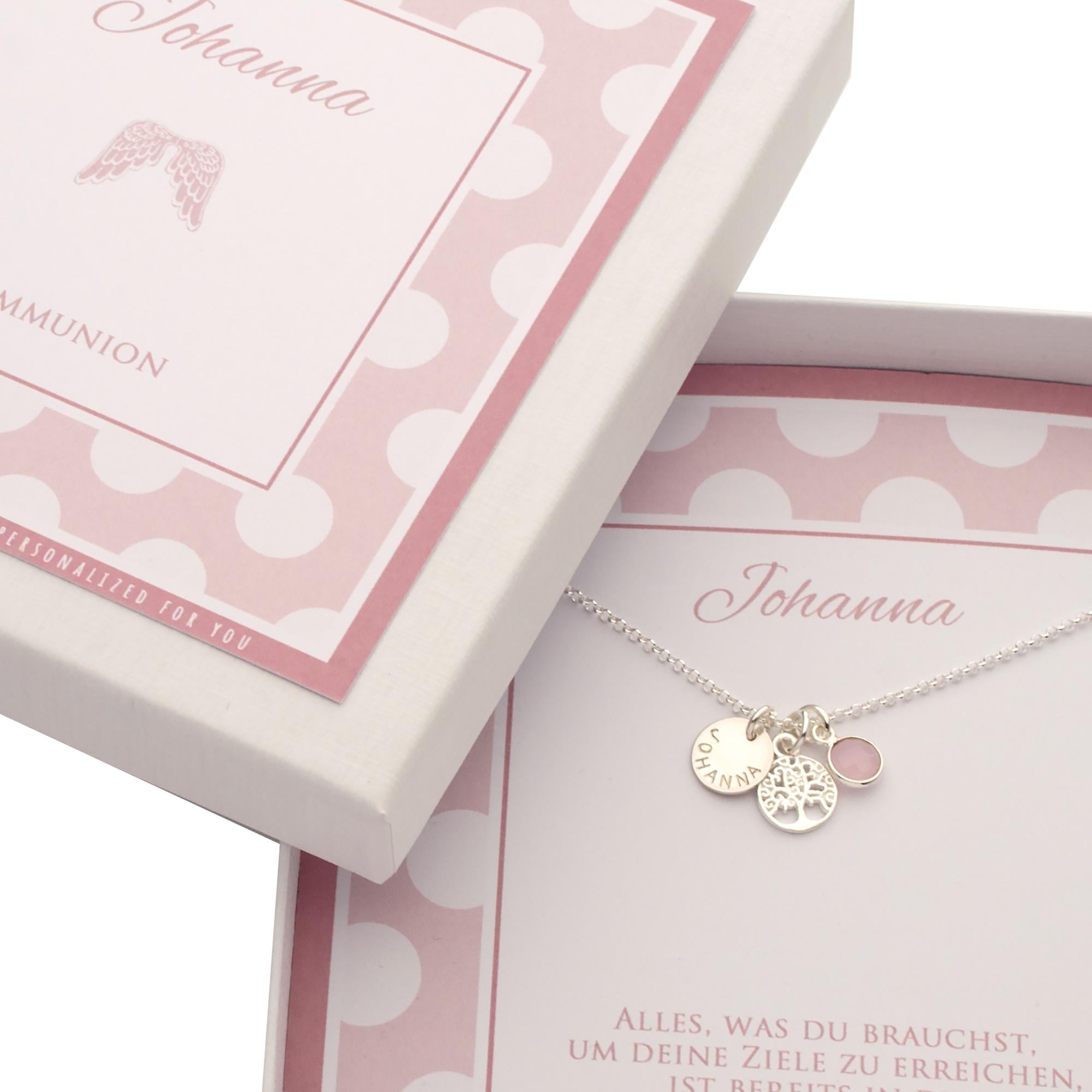 Personalisiertes Geschenk zur Kommunion für Mädchen mit Lebensbaumkette aus 925 Silber und individueller rosa Geschenkbox.