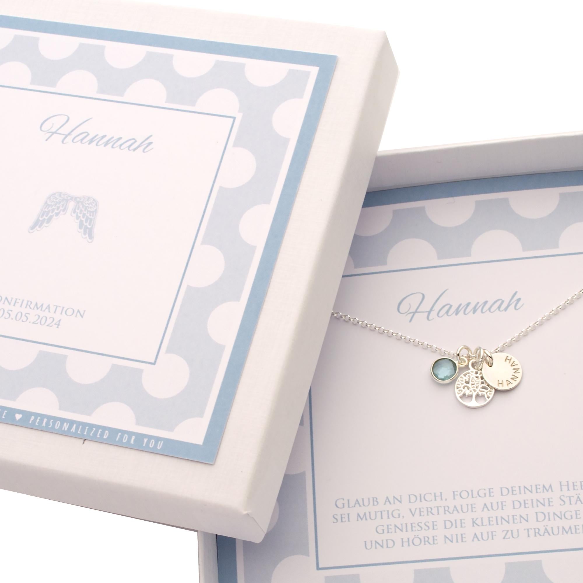Personalisierte Lebensbaum-Kette aus 925 Silber mit Namensgravur und blauem Edelstein, präsentiert in einer Geschenkbox zur Konfirmation Engelsflügel auf dem Cover.