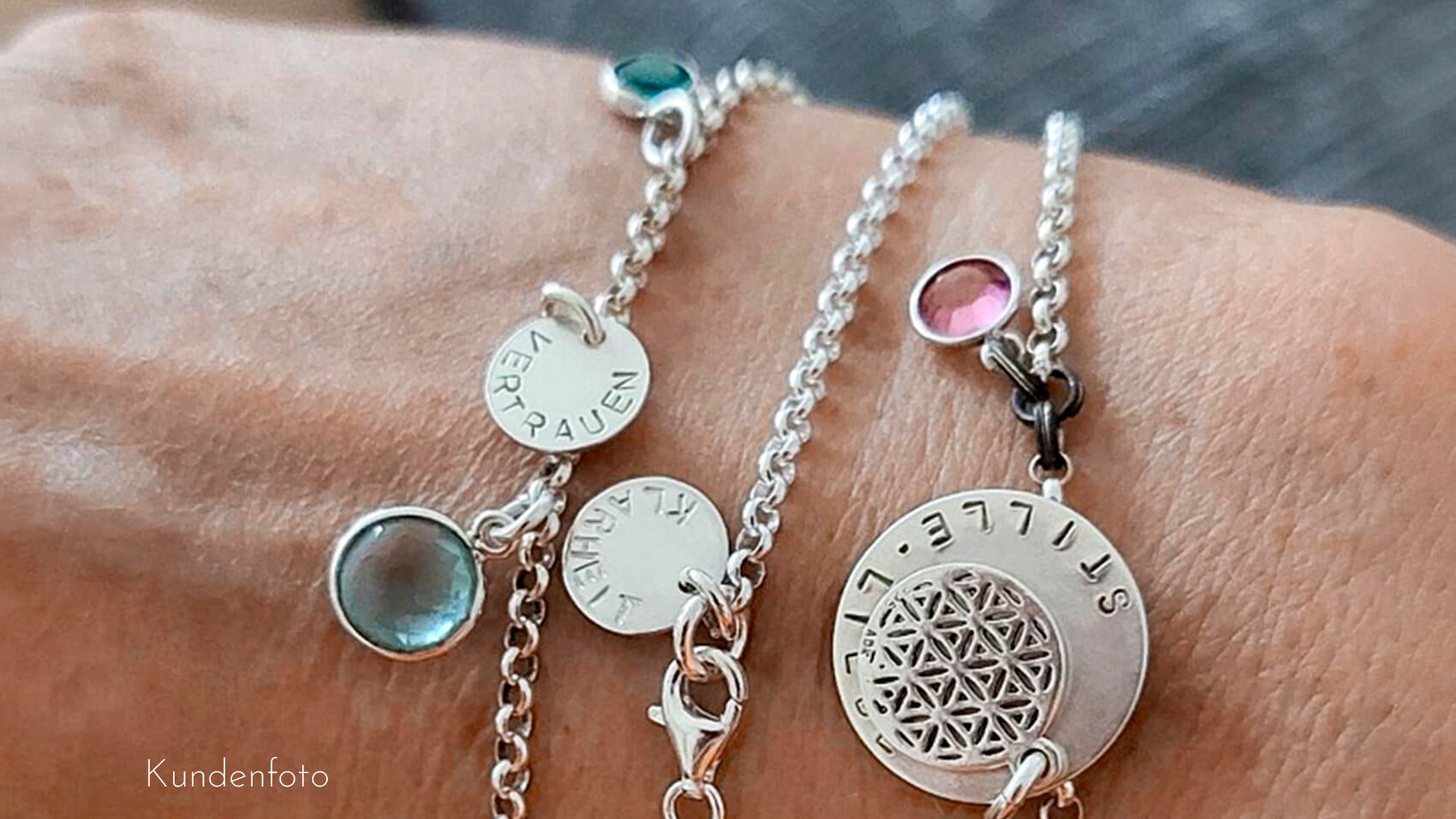 Echte Kundenliebe: Eine glückliche, langjährige Kundin zeigt ihre Sammlung von handgefertigtem Bloomgart Silberarmbändern aus 925 Silber.