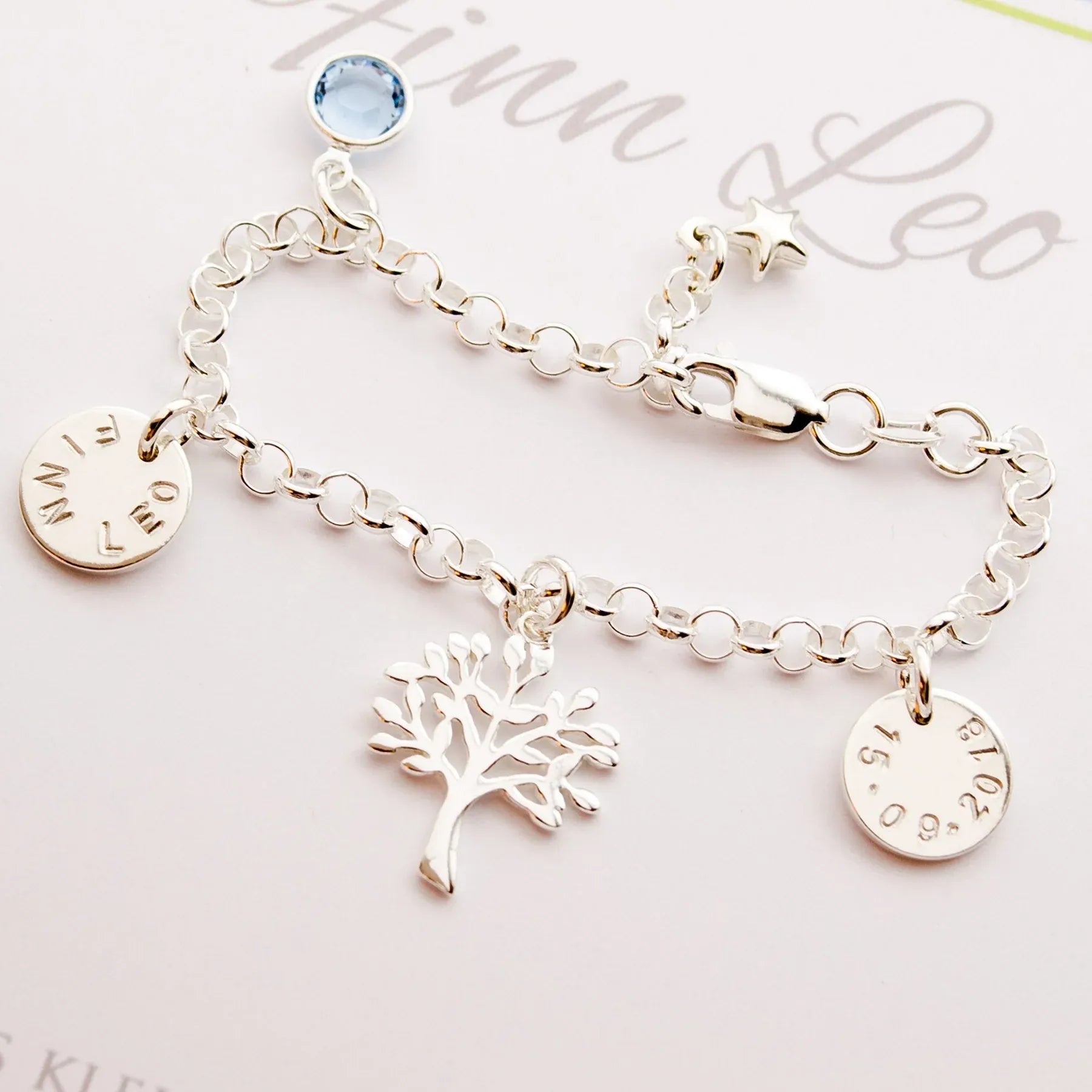 Detailansicht eines Namensarmbandes mit zwei Gravurplättchen für Name und Datum, Lebensbaum und Geburtsstein. 925 Silber Armband in  Bloomgart Geschenkbox Geschenk zur Geburt, Taufe, Einschulung oder Namenstag.