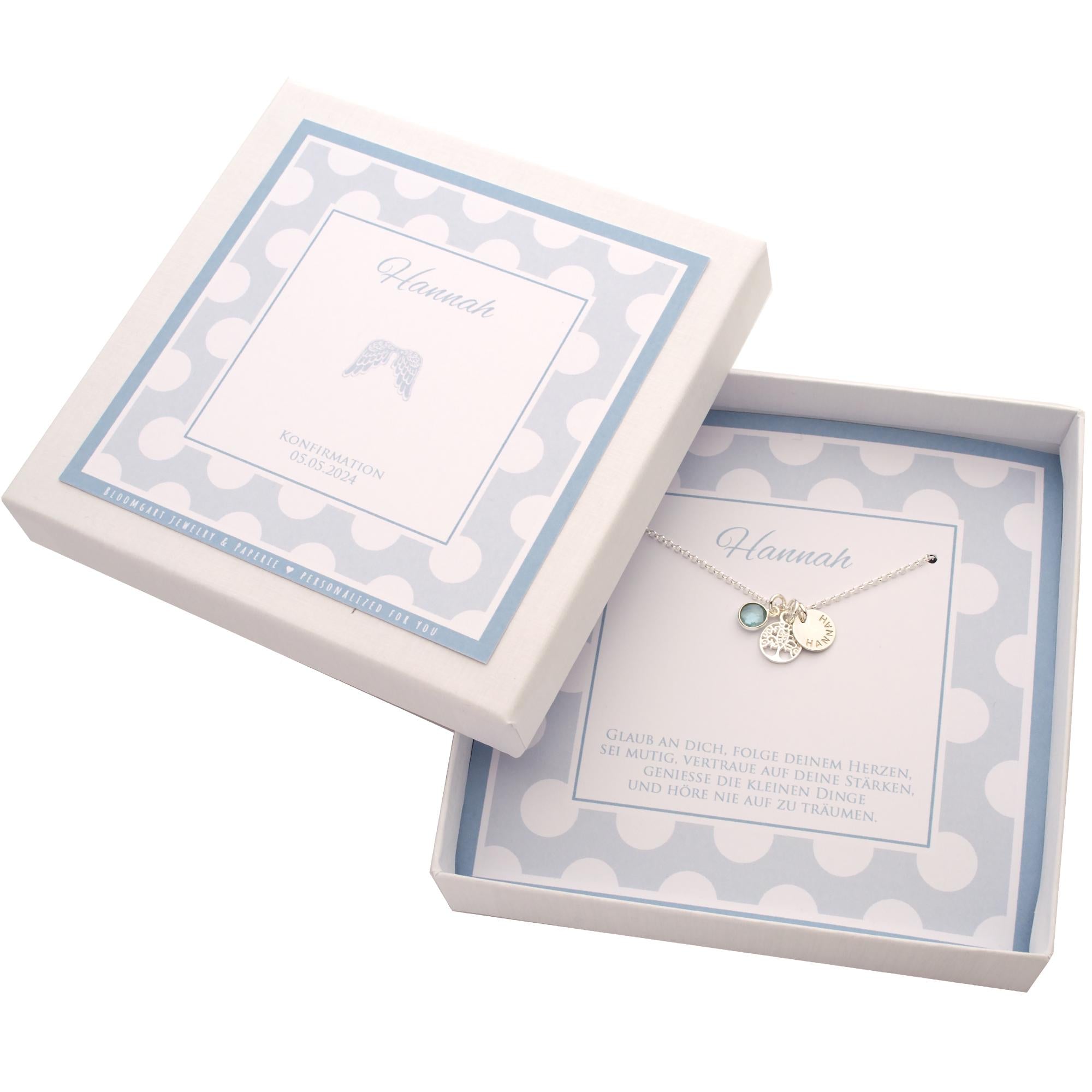Personalisierte Silberkette mit Lebensbaum-Anhänger und Wunschstein, verpackt in einer personalisierten Geschenkbox.