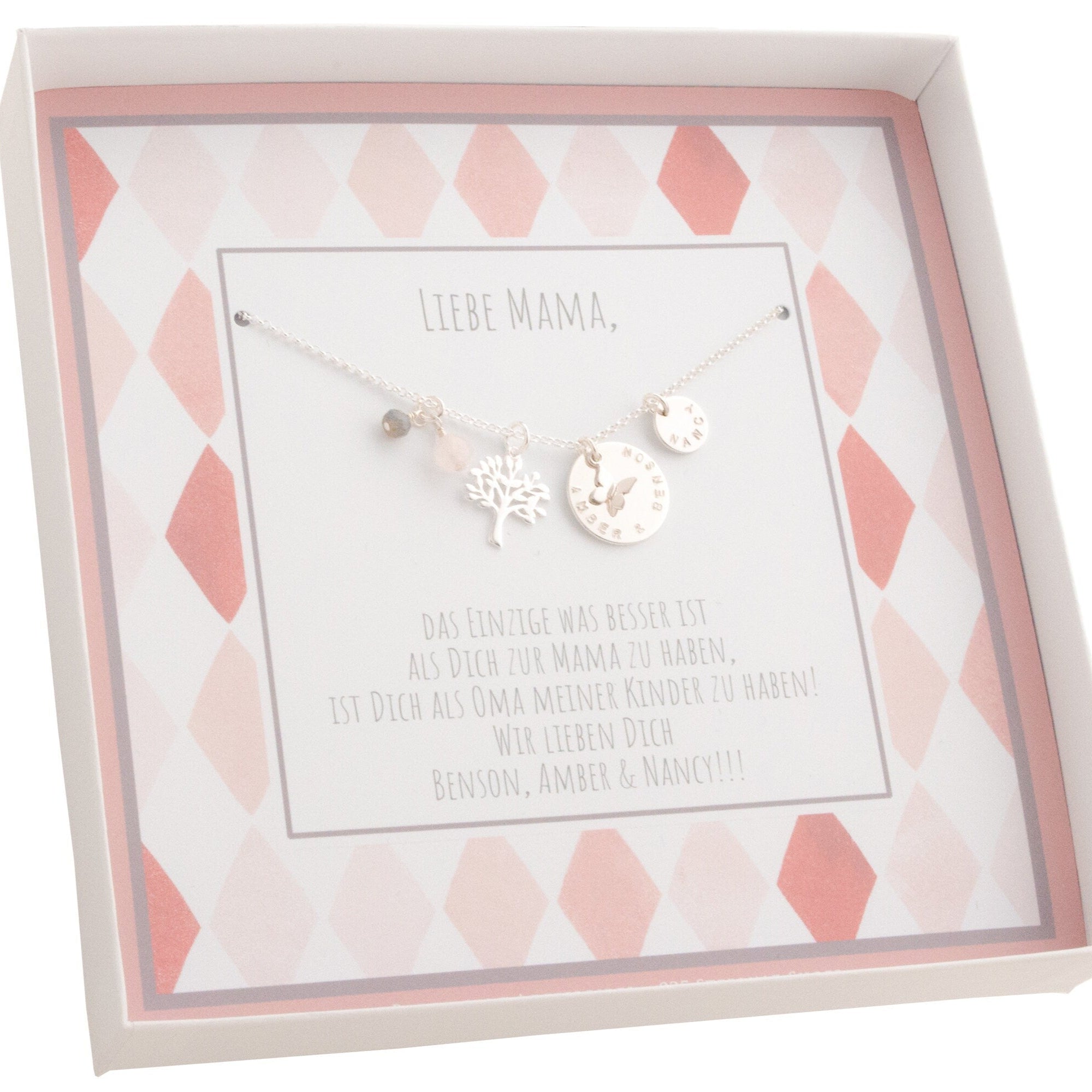 Das emotionale Geschenk für Mama & Oma: Die Familienkette mit Lebensbaum und Namensgravur, präsentiert in einer Geschenkbox mit liebevoller Botschaft.