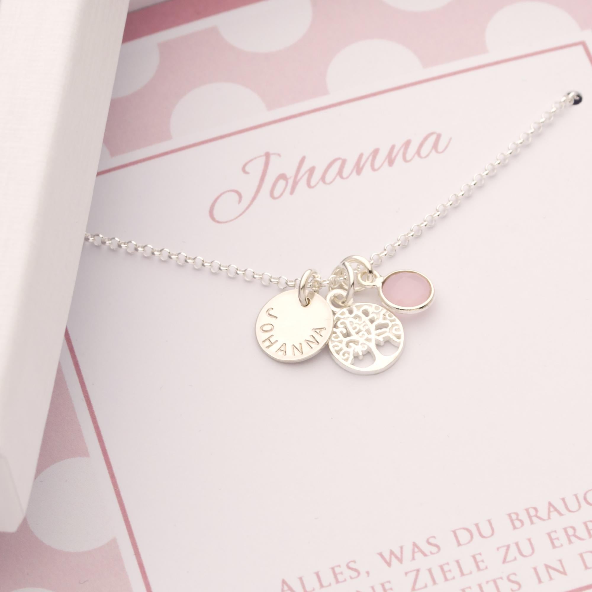 Filigrane Lebensbuam Kette aus 925 Sterling Silber mit Namensgravur, Rosenquarz und kleinem runden Lebensbaum.