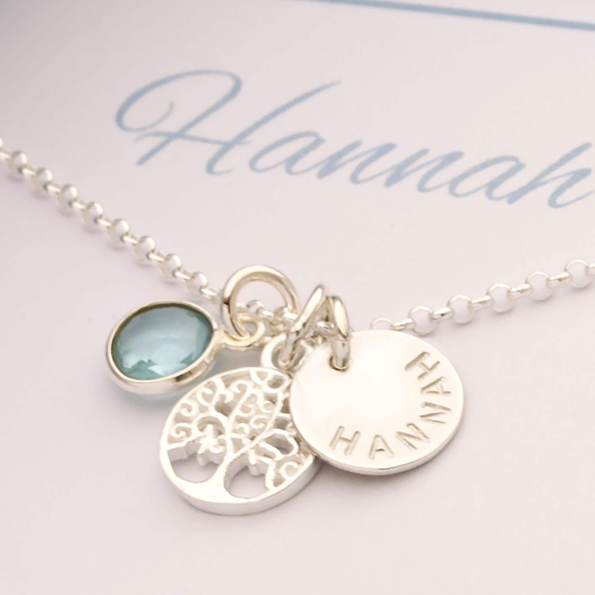 Nahaufnahme einer personalisierte Lebensbaum-Kette aus 925 Silber mit Namensgravur "Hannah" und blauem Aqua Chalcedon, präsentiert in einer Geschenkbox zur Konfirmation.