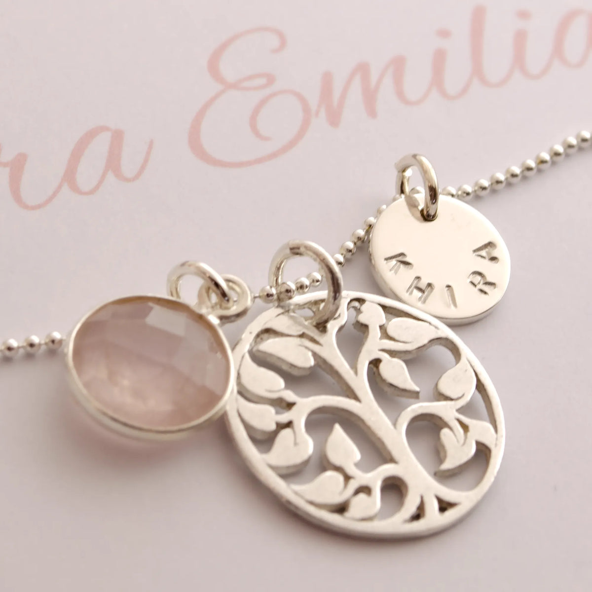 Detailansicht einer Namenskette mit Rosenquarz und Lebensbaum aus 925 Silber handgemacht und personalisiert von Bloomgart