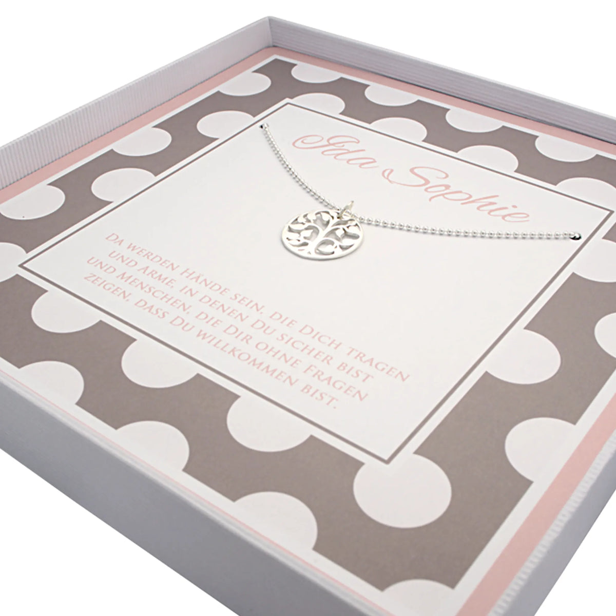 Innenansicht einer personalisierten Geschenkbox mit irischem Segensspruch und Silberkette mit Lebensbaum.