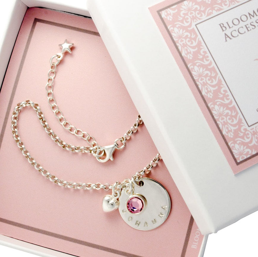 Personalisiertes Namensarmband aus 925 Sterling Silber mit Namensgravur und rosa Geburtsstein in einer weißen BLOOMGART Geschenkbox.