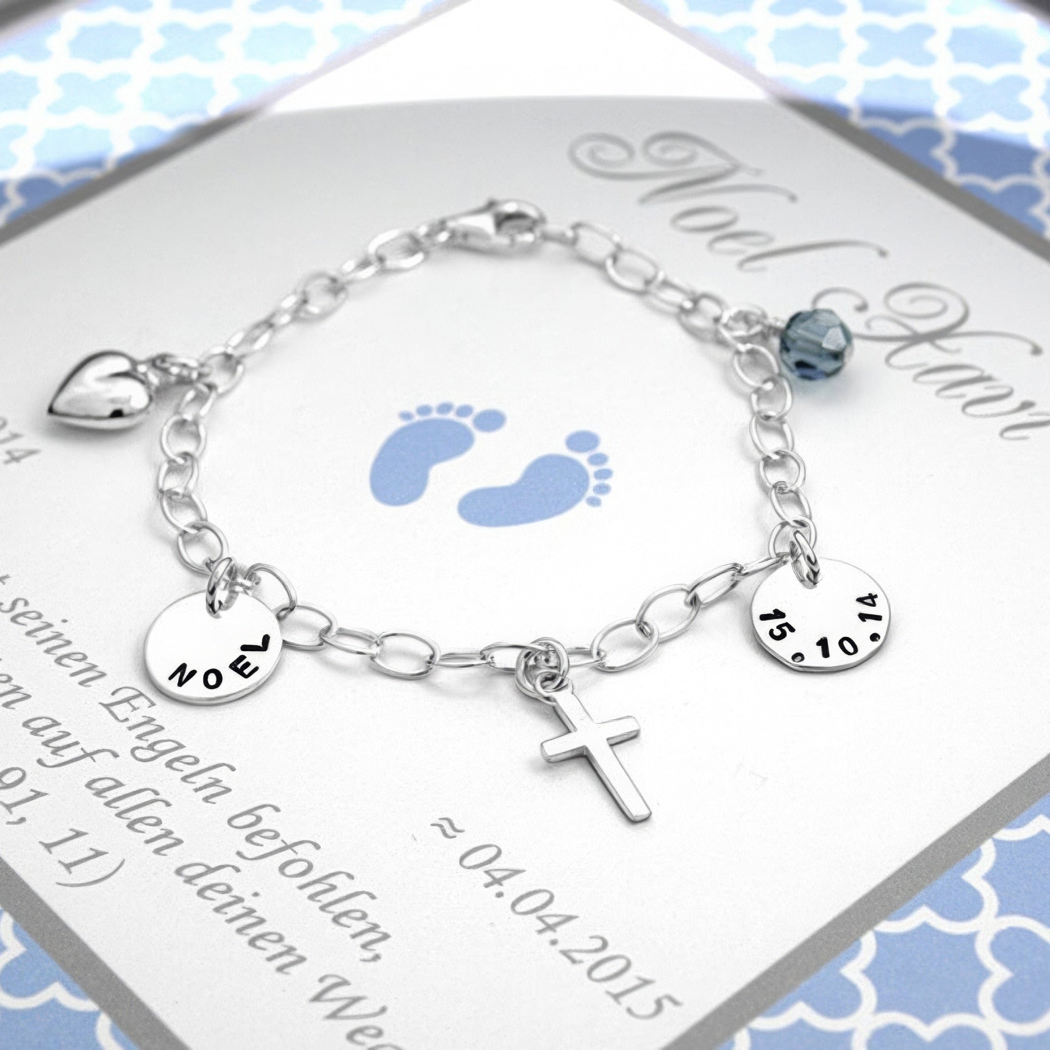 Filigranes Gliederarmband aus 925 Sterlingsilber mit handgestempeltem Namens- und Datum-Anhänger, Herz, Kreuz und Geburtssteinchen.