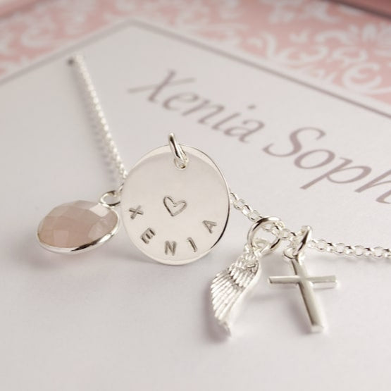 Eine personalisierte, handgefertigte Geschenkbox mit Ornamentmuster in weiß rosa zur Taufe von "XENIA" und 925 Silber Namenskette mit Rosenquarz.