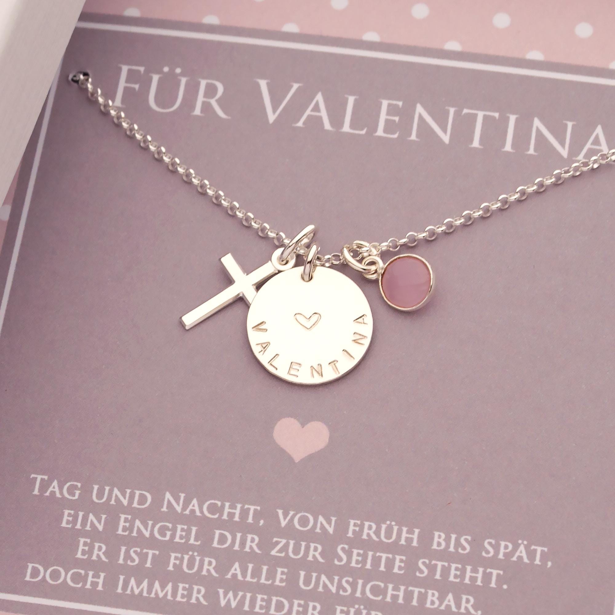 Personalisierte Namenskette aus 925 Silber von Bloomgart mit Kreuz, handgestempeltem Namens-Taler und einem rosa Rosenquarz Edelstein.