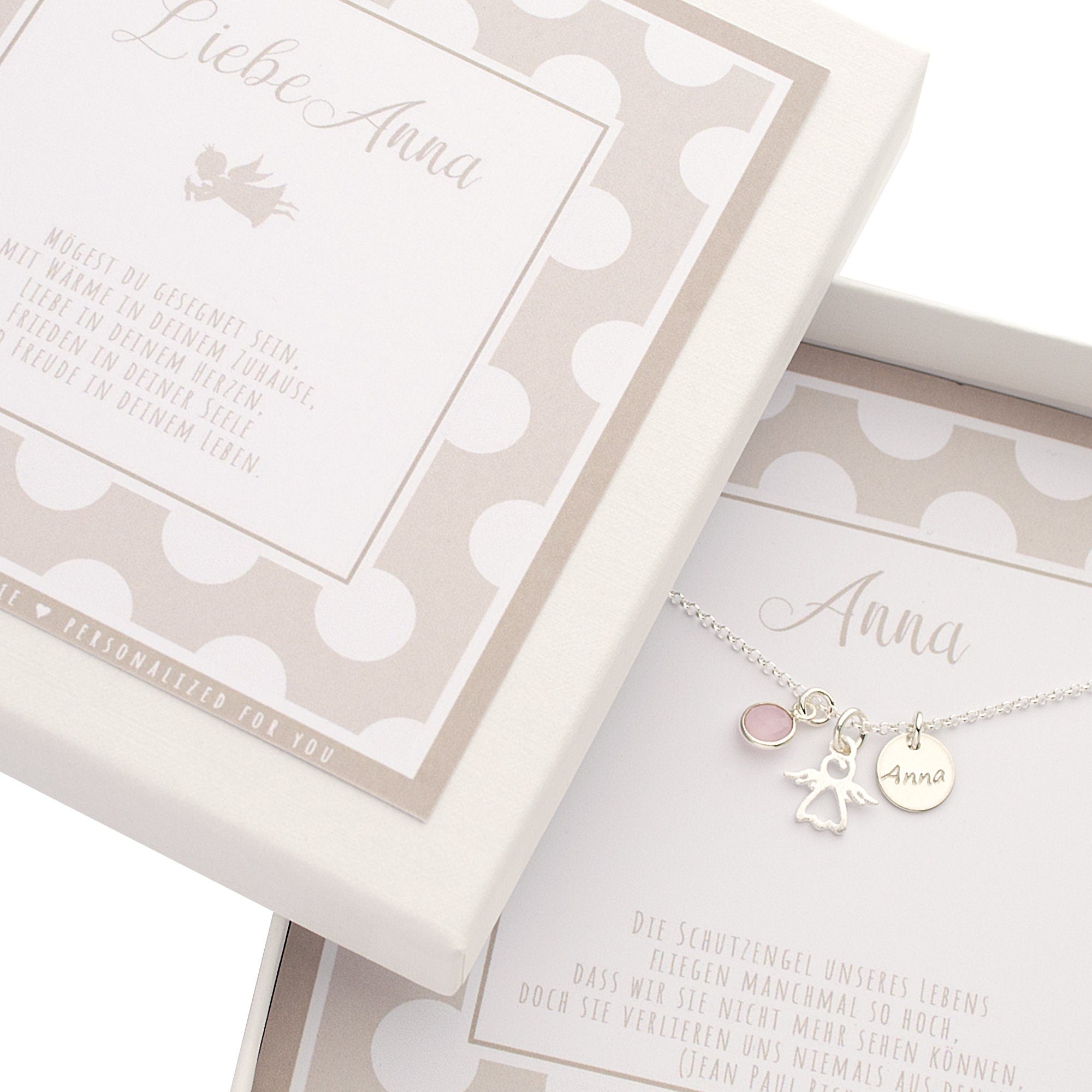 Süße, personalisierte Geschenkbox mit beige-weißem Punkte-Muster. Die Kette ist eine Sonderanfertigung für Anna und wird mit persönlichem Segens- und Schutzengelspruch versehen.