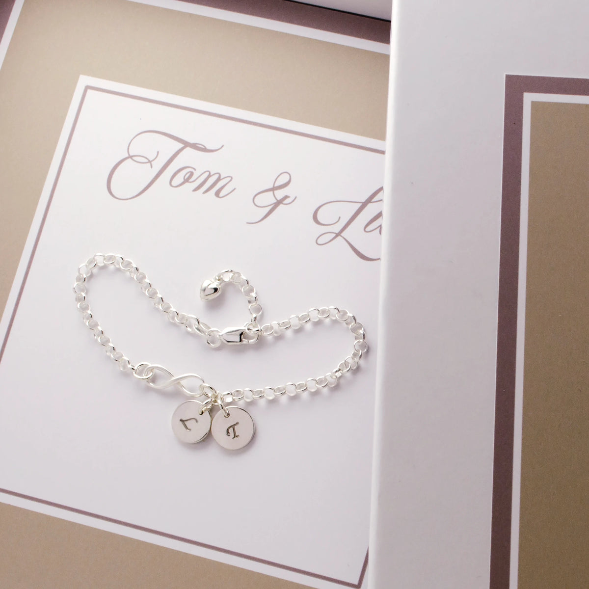Personalisiertes 925 Silberarmband mit Namensgravur und verstellbar in der Länge in einer Geschenkbox.