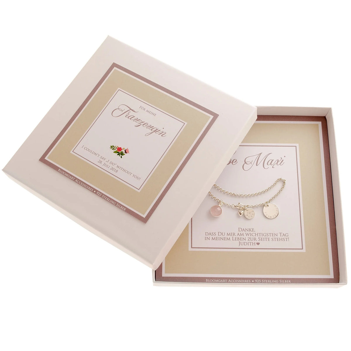 Gesamtansicht einer Geschenkbox in beige-weiß, personalisiert mit 'Für meine Trauzeugin' und dem Text 'I couldn't say I do without you!' von der Braut 'Judith'