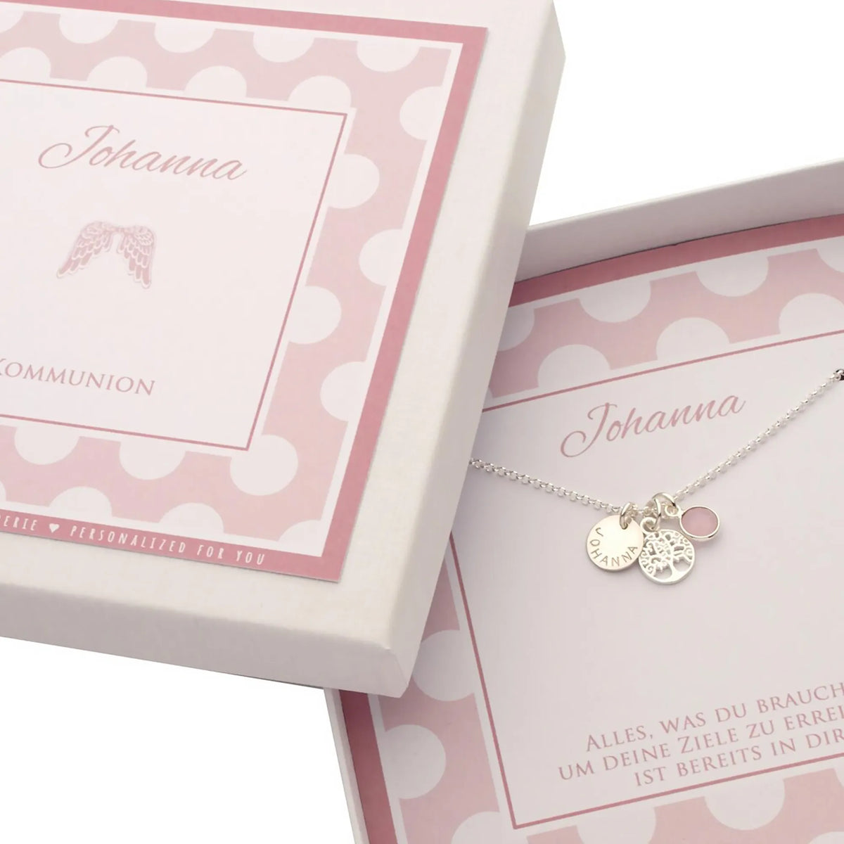 Eine personalisierte Silberkette mit Lebensbaum, Rosenquarz, Gravurtaler und persönlicher Geschenkbox.