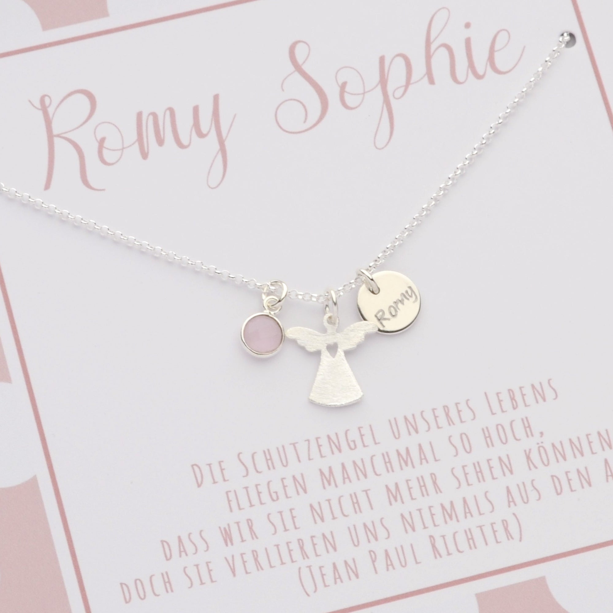 Detailansicht einer personalisierten Silberkette mit Namensgravur, Engel aus 925 Silber und Rosenquarz. 