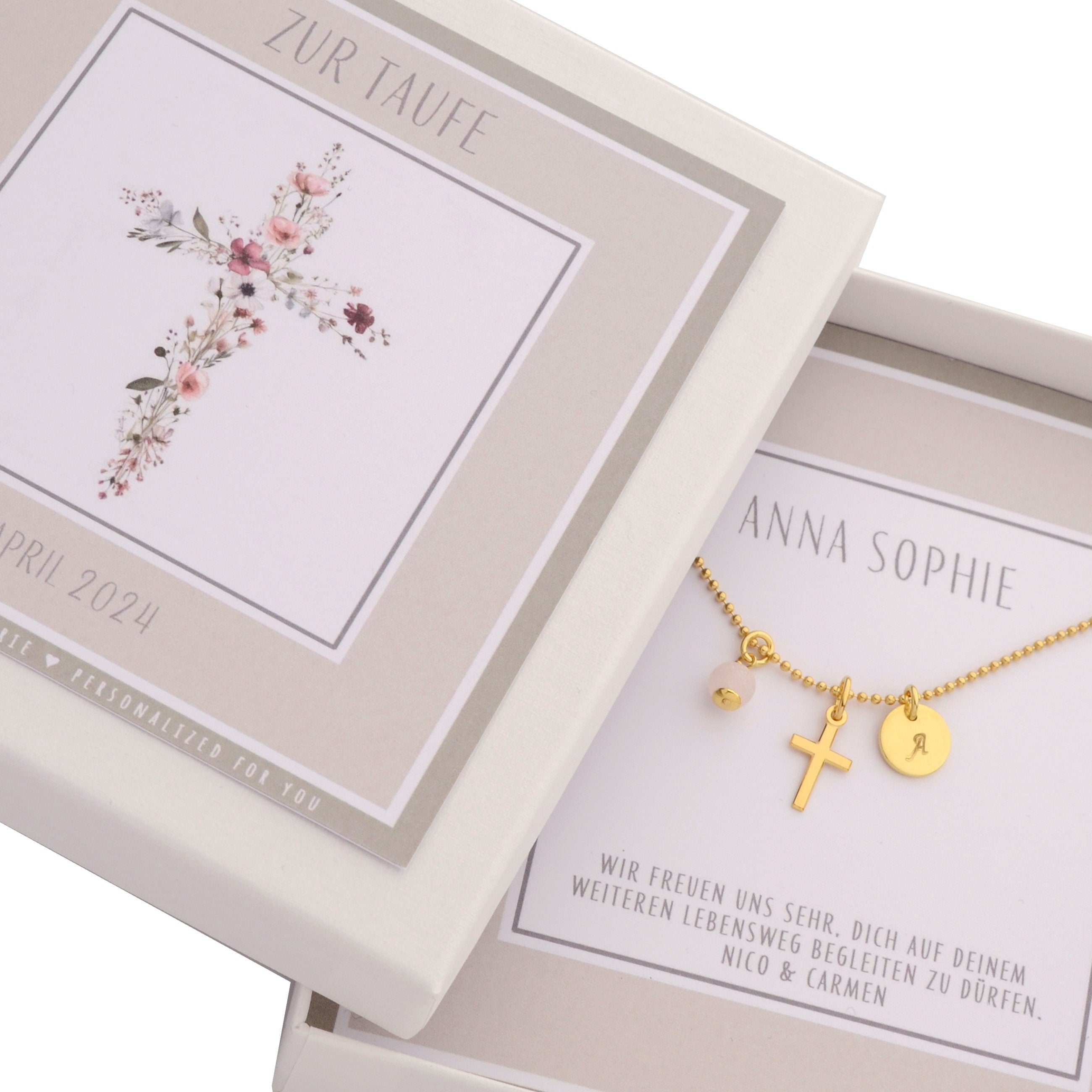 Personalisierte Taufkette (Gold) von Bloomgart mit Initial "A", Kreuz und Perle. Liegt in einer personalisierten "Blumenkreuz"-Geschenkbox mit Namen "ANNA SOPHIE" und Taufspruch.
