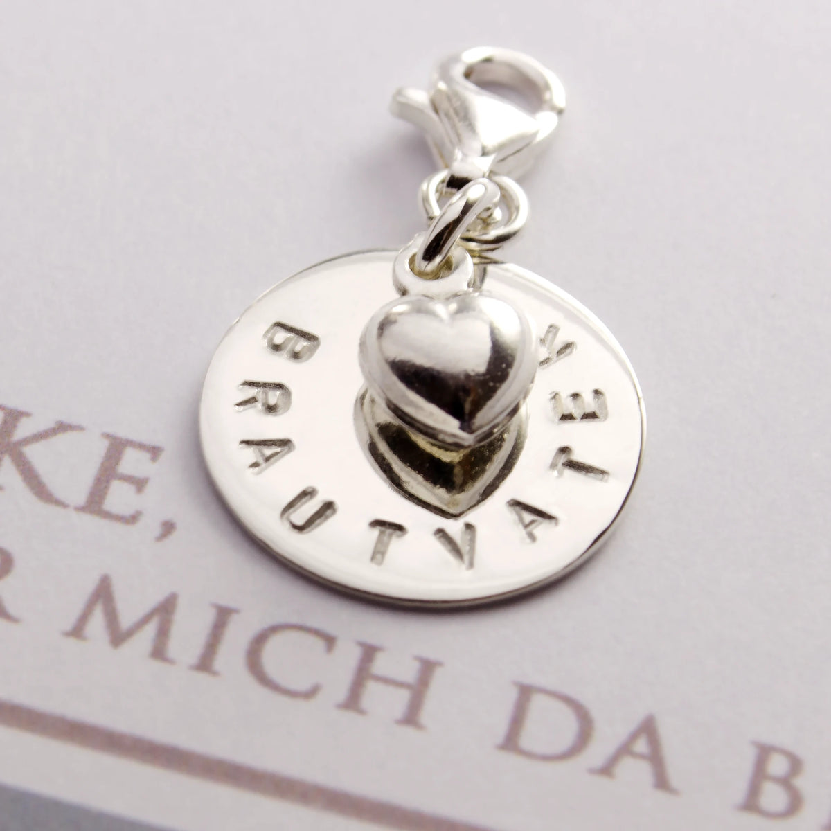 Personalisierter Herz-Anhänger aus 925 Silber mit Gravur ‚Brautvater‘ als Hochzeitsgeschenk.