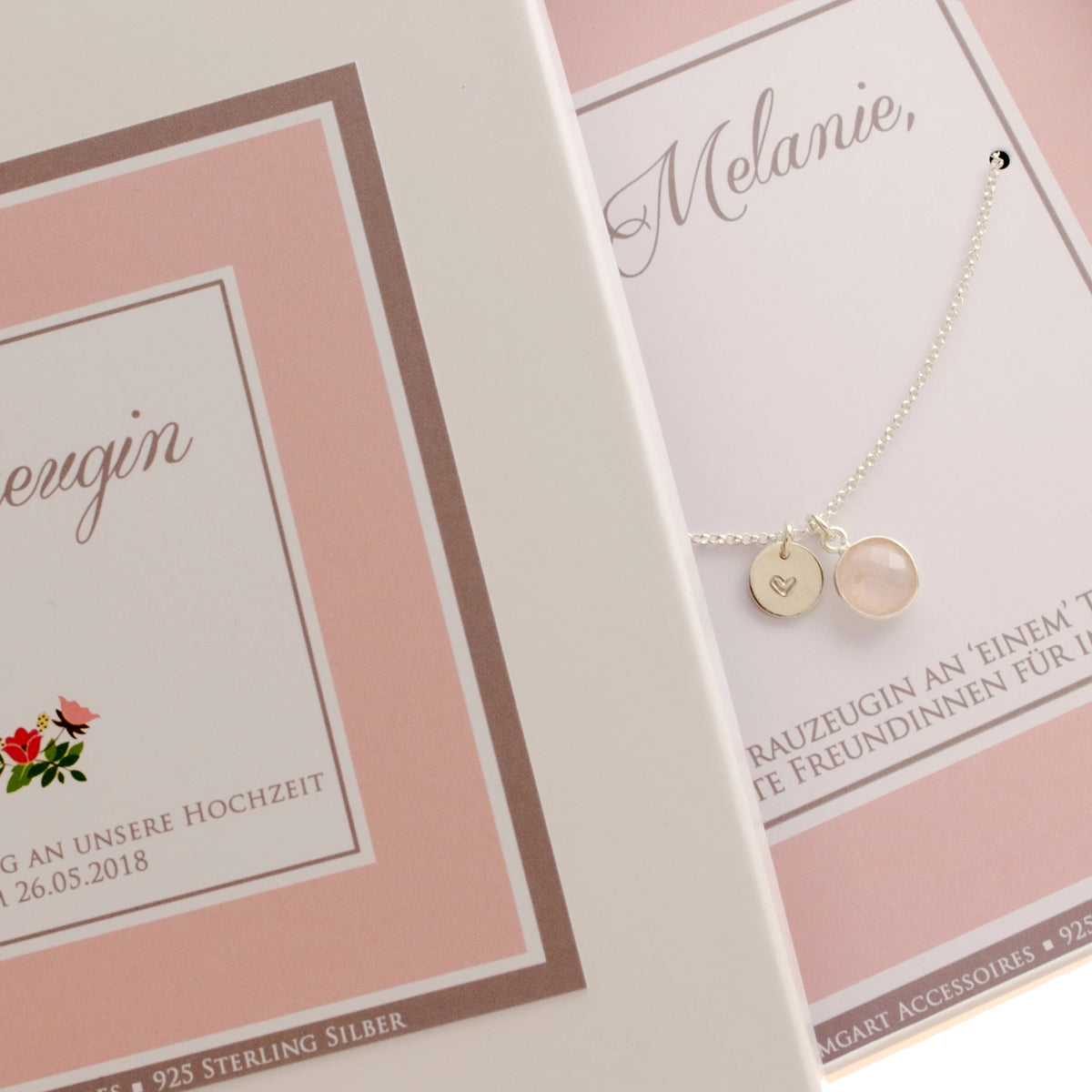 Personalisierte weiß-rosa Geschenkbox mit 925-Silberkette, Gravurtaler und Rosenquarz als Geschenk für die Trauzeugin.