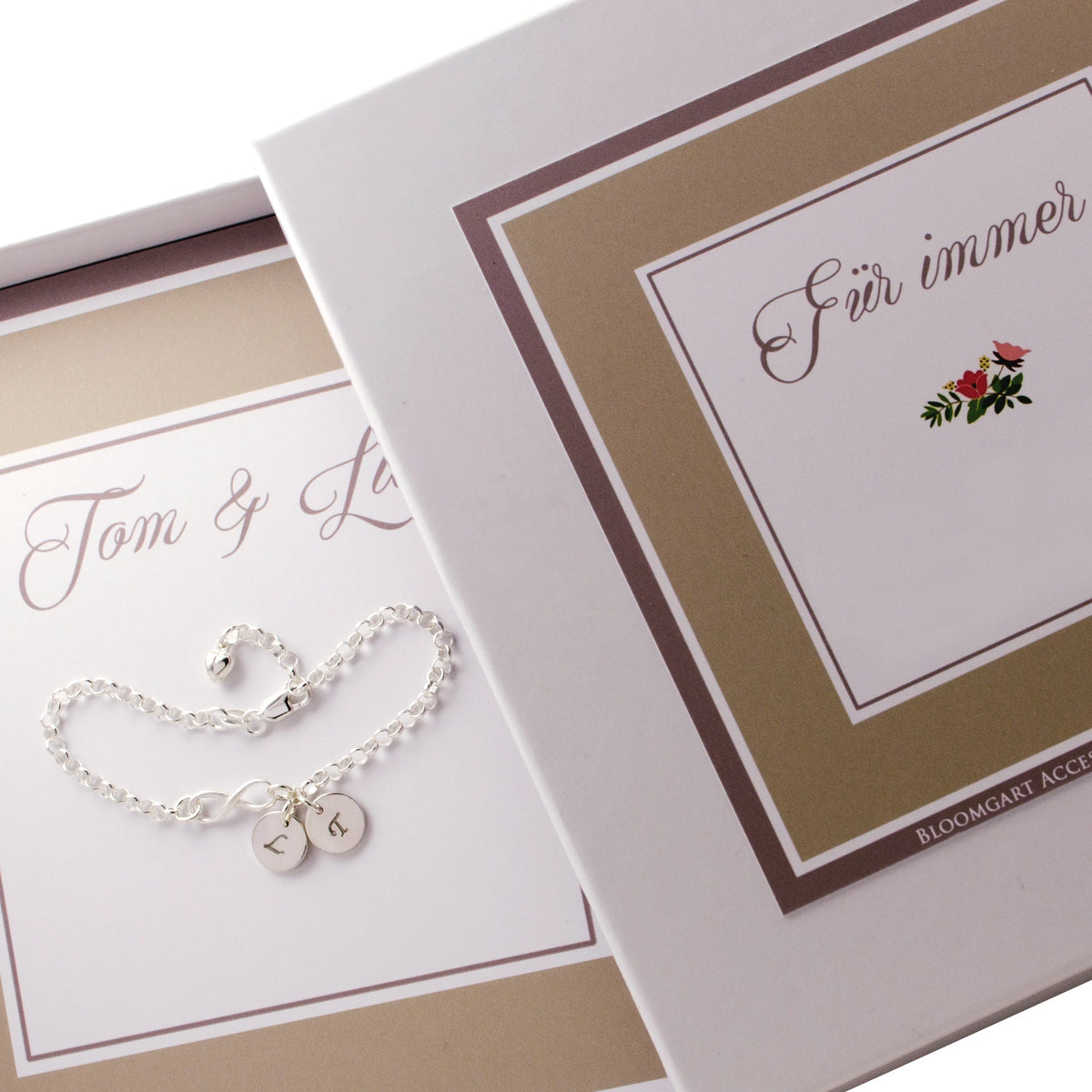 Silberarmband mit zwei gravierbaren Plättchen als personalisiertes Geschenk.