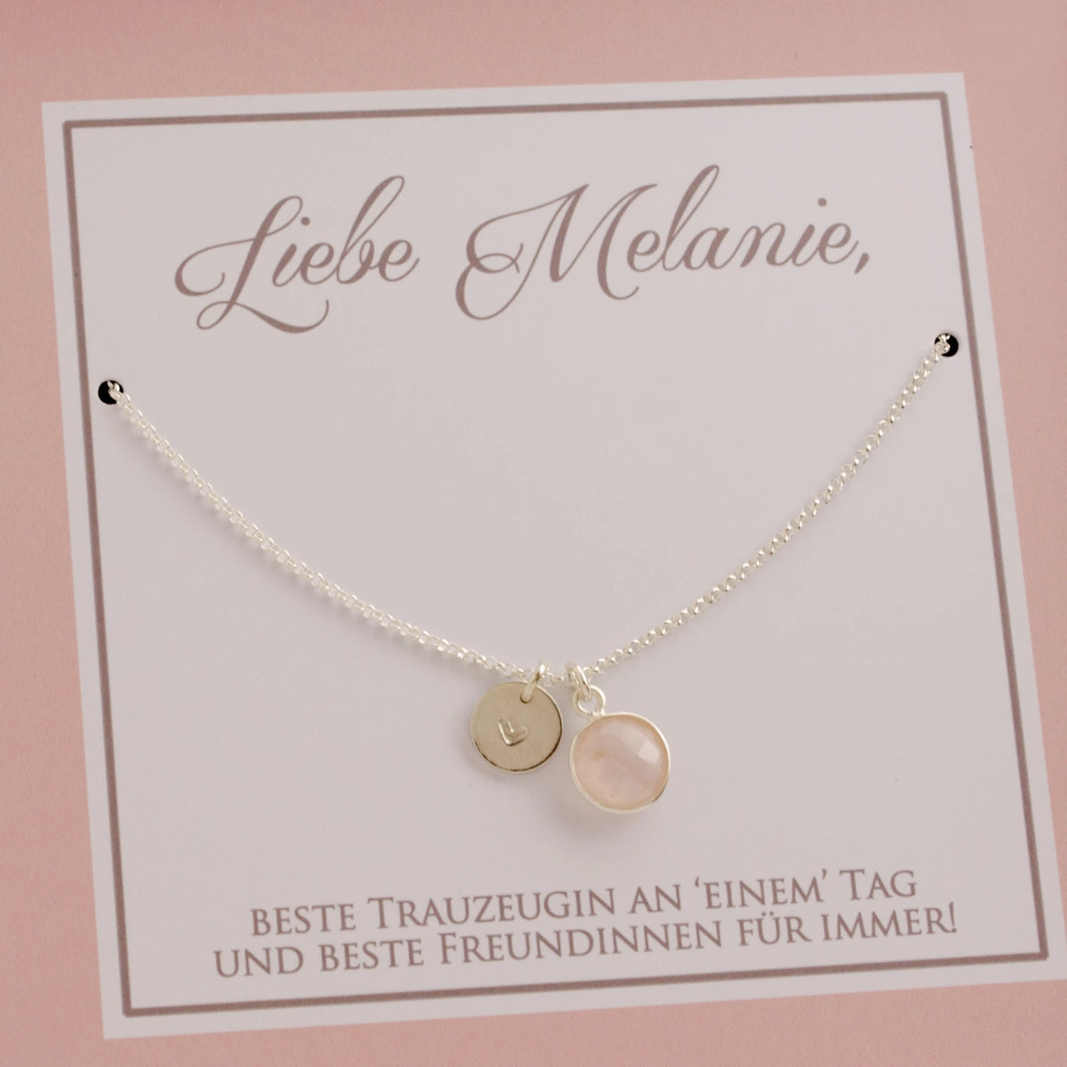 Personalisierte weiß-rosa Karte mit 925-Silberkette und Dankestext für die Trauzeugin.