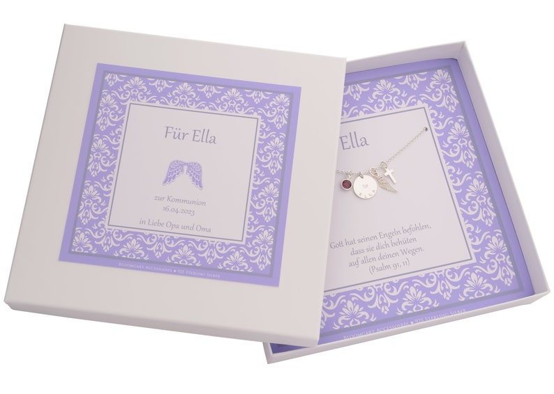 Eine personalisierte, handgefertigte Geschenkbox mit Ornamentmuster in weiß flieder zur Kommunion von "ELLA" bedruckt mit persönlichen Glückwünschen von Opa und Oma. Innen liegt eine Silberkette mit Namensgravur.