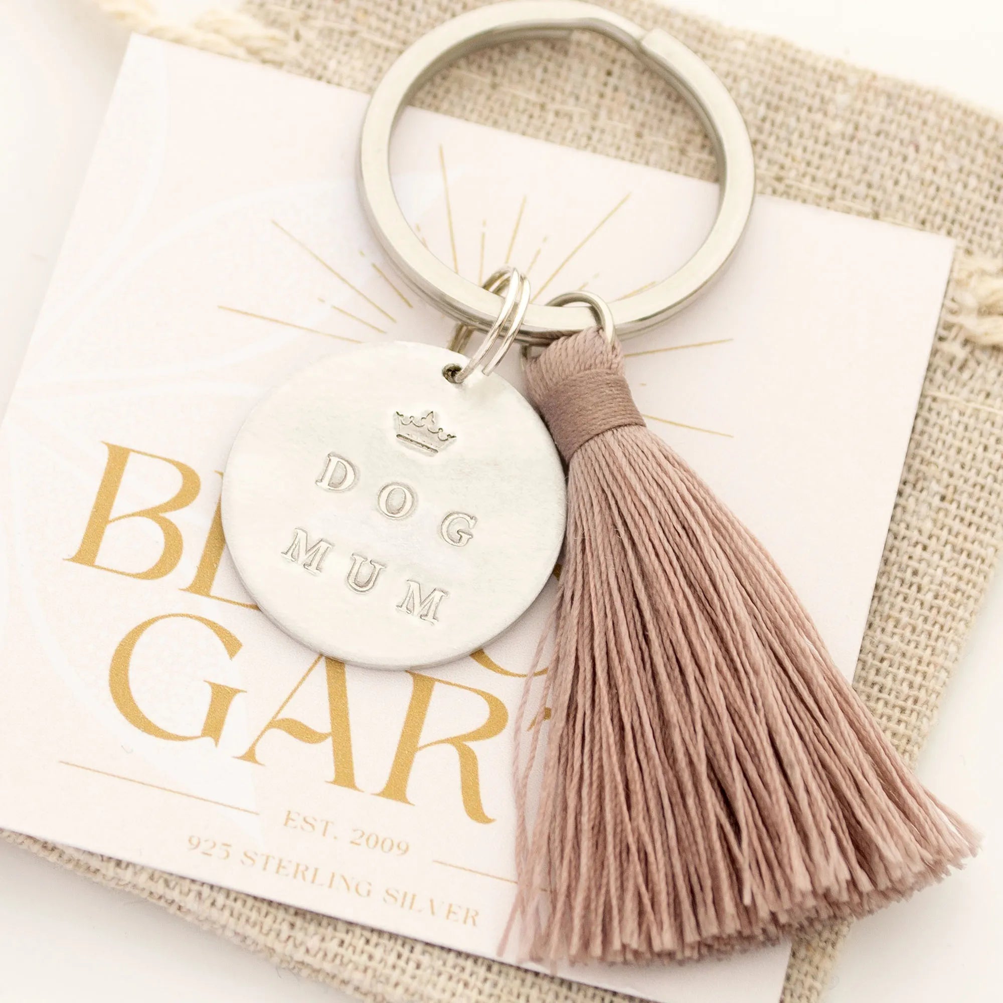 Personalisierter Schlüsselanhänger 'DOG MUM' mit Gravur, handgestempelt, taupefarbene Quaste, verpackt in Boho Leinen-Säckchen von Bloomgart